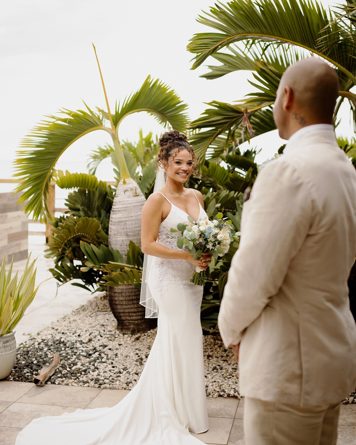 Qu&eacute; viva el amor y la cultura! 💍✨

La boda de Natasha y Danny no solo fue una celebraci&oacute;n de su amor, sino tambi&eacute;n de sus ra&iacute;ces y tradiciones. 🇵🇷

Cada detalle estuvo impregnado de cultura y sabor, desde la deliciosa c