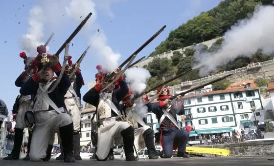 Napoleonic Soulders shooting muskets in San Sebastian re-enactment