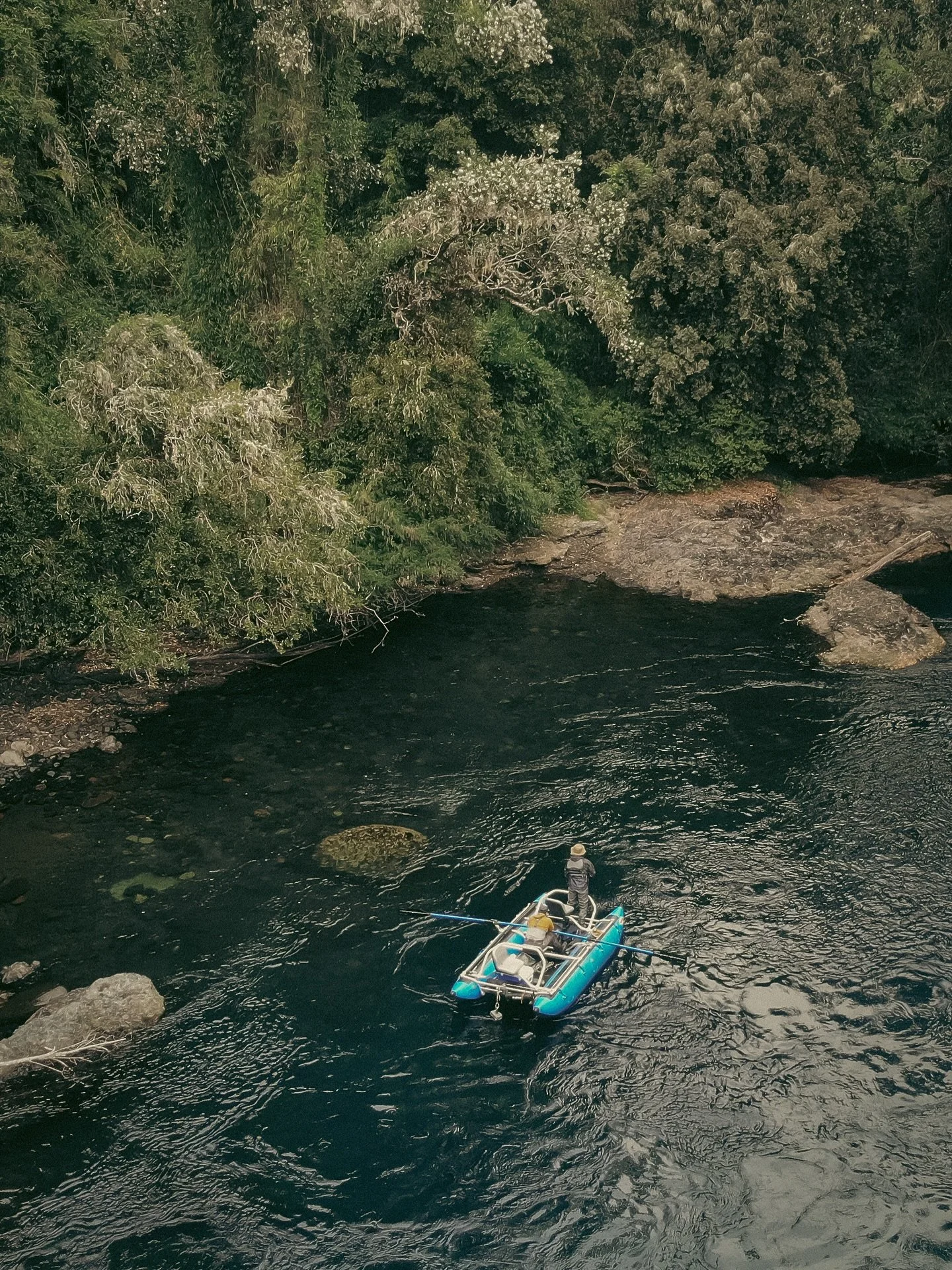 Llegando a rincones escondidos en nuestro cataraft “El Chucao”  para disfrutar de la pesca con mosca en nuestro siempre verde sur de Chile.
Estamos agendando. Escríbenos.
Reaching hidden spots in our caraft “El Chucao”