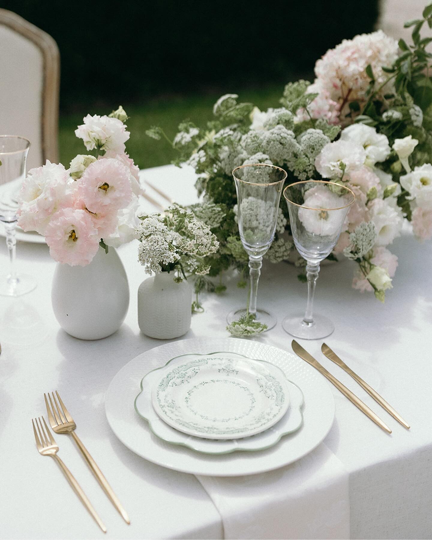 All the opulence and old-world charm at @allsaintsestate. A dining experience steeped in style, blending European grandeur with contemporary design. Featuring provincial plates, golden accents, 
Silk ribbon calligraphy and ambiant lighting. Chefs kis