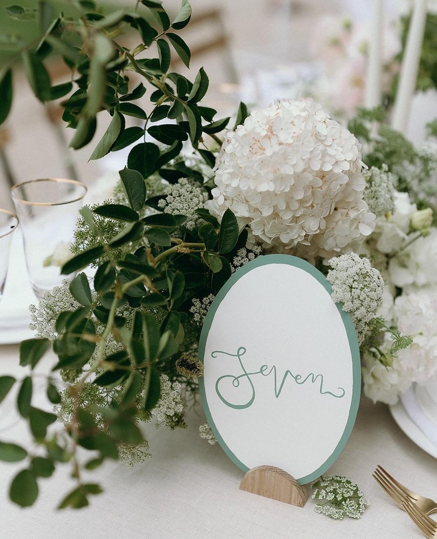 Unpopular opinion: Following wedding trends doesn&rsquo;t guarantee you&rsquo;ll have a stylish, timeless wedding⁠
⁠
At least, not in all cases!⁠
⁠
Here&rsquo;s why: ⁠
Chasing trends often leads to cookie-cutter weddings that are missing that somethi
