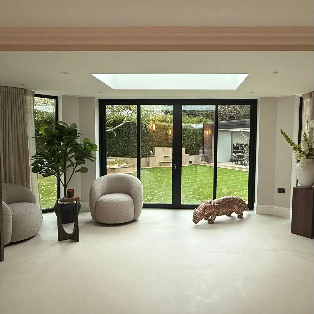 The Jaguar looking right at home in its new space.

Always great to see a piece settle in so well, huge thanks to Aura Fine Art and the customer for the support and for sharing this incredible setup!

#MetalSculpture #JaguarSculpture #ContemporaryArt