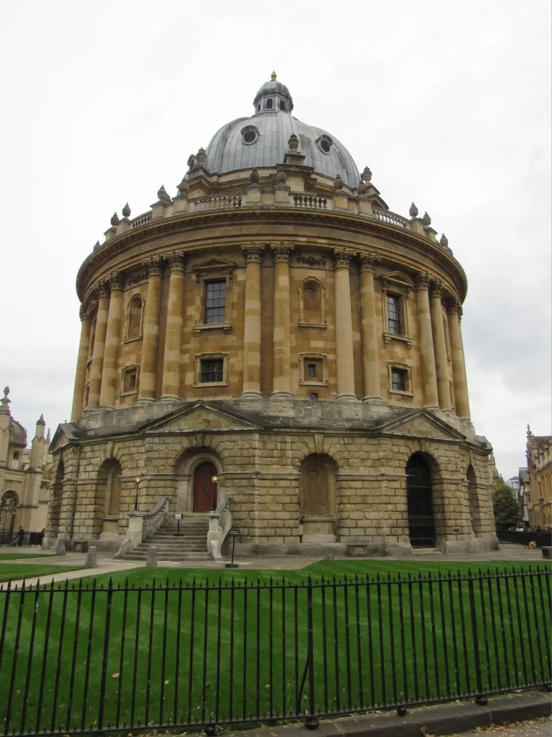 When I was in Oxford yesterday, the one building I absolutely had to visit was the Radcliffe Camera. To me, it has to be the city's most iconic building, and thankfully one of my friends was kind enough to take a photo of me in front of it!
The buil