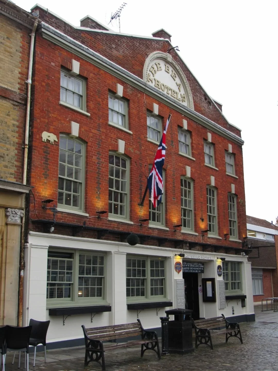 Whilst in Oxfordshire this weekend just gone, I stayed over at my friends' place in Wantage, and on Sunday morning we had a little wander around this charming market town.
One building that looked rather out of place with its grand, imposing frontag