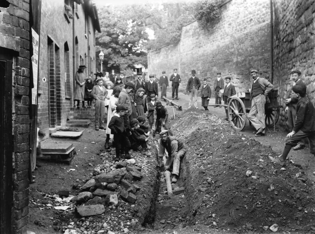 Then & Now 🕰️
A photograph taken between 1902 and 1908 of gas pipes being laid in Gwynne Street, Hereford. The workers and onlookers have stopped to have their image captured, with one particularly distinguished gentleman standing out with his