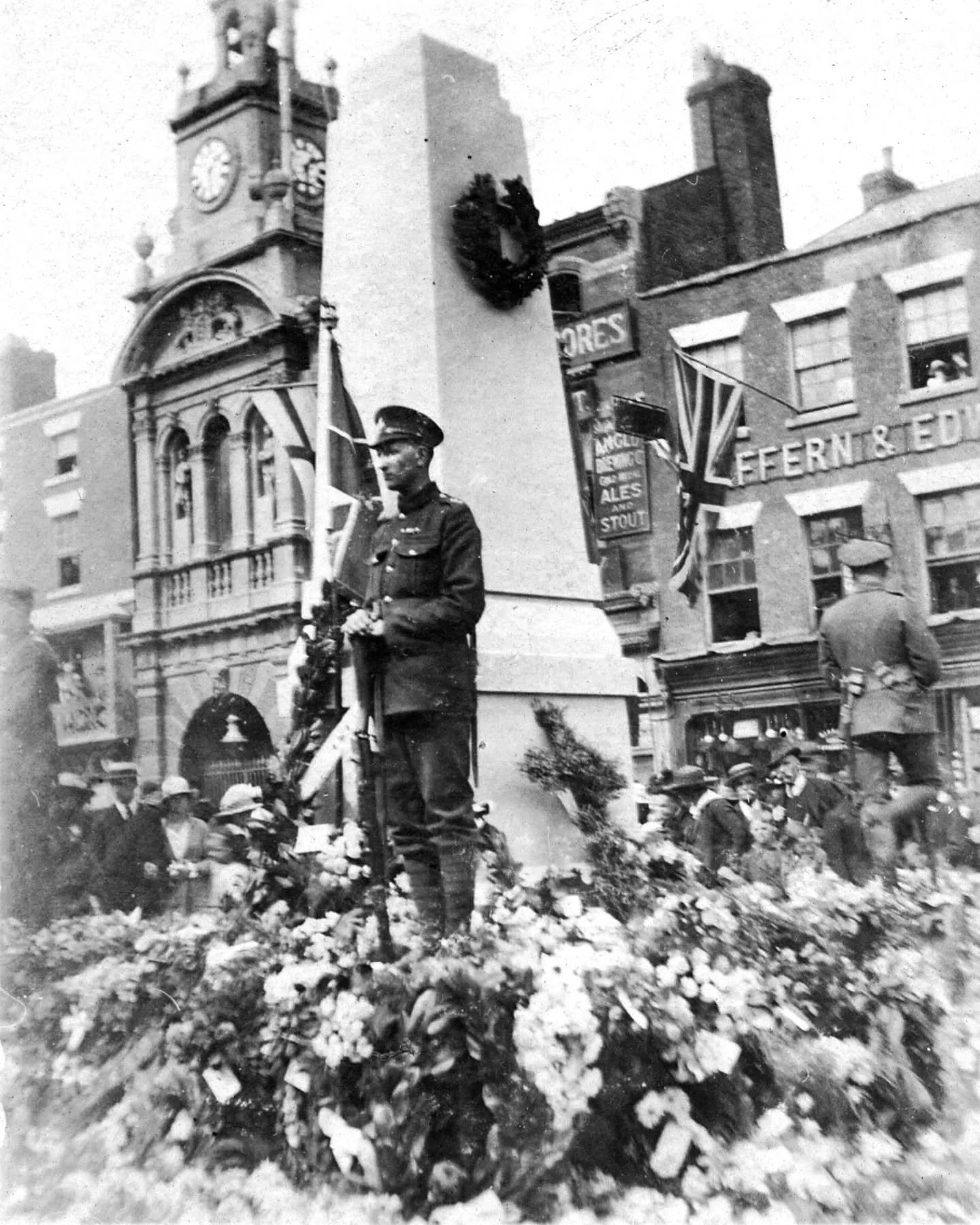 A photograph of soldiers standing guard around the temporary war memorial that was erected in High Town, Hereford after the end of the First World War.

We will remember them.

(Image &copy;: Herefordshire History)

#hereford #herefordshire #hereford