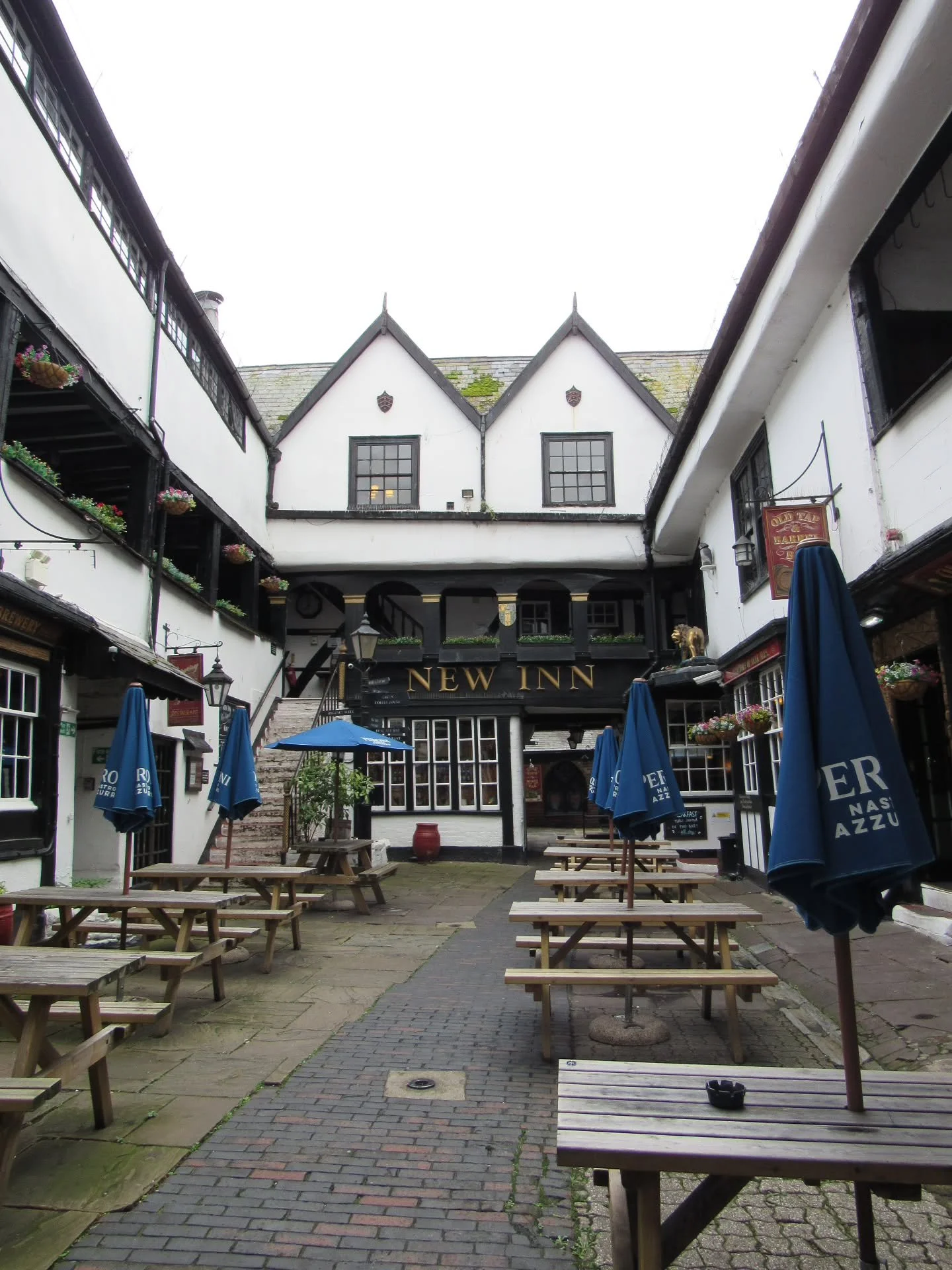 Whilst exploring Gloucester's historical gems a few weeks ago with @adieutooldengland, I finally got to take a peak into the courtyard of the New Inn. I first learnt about the building through Bryan Little's book 'The Three Choirs Cities', and ever s