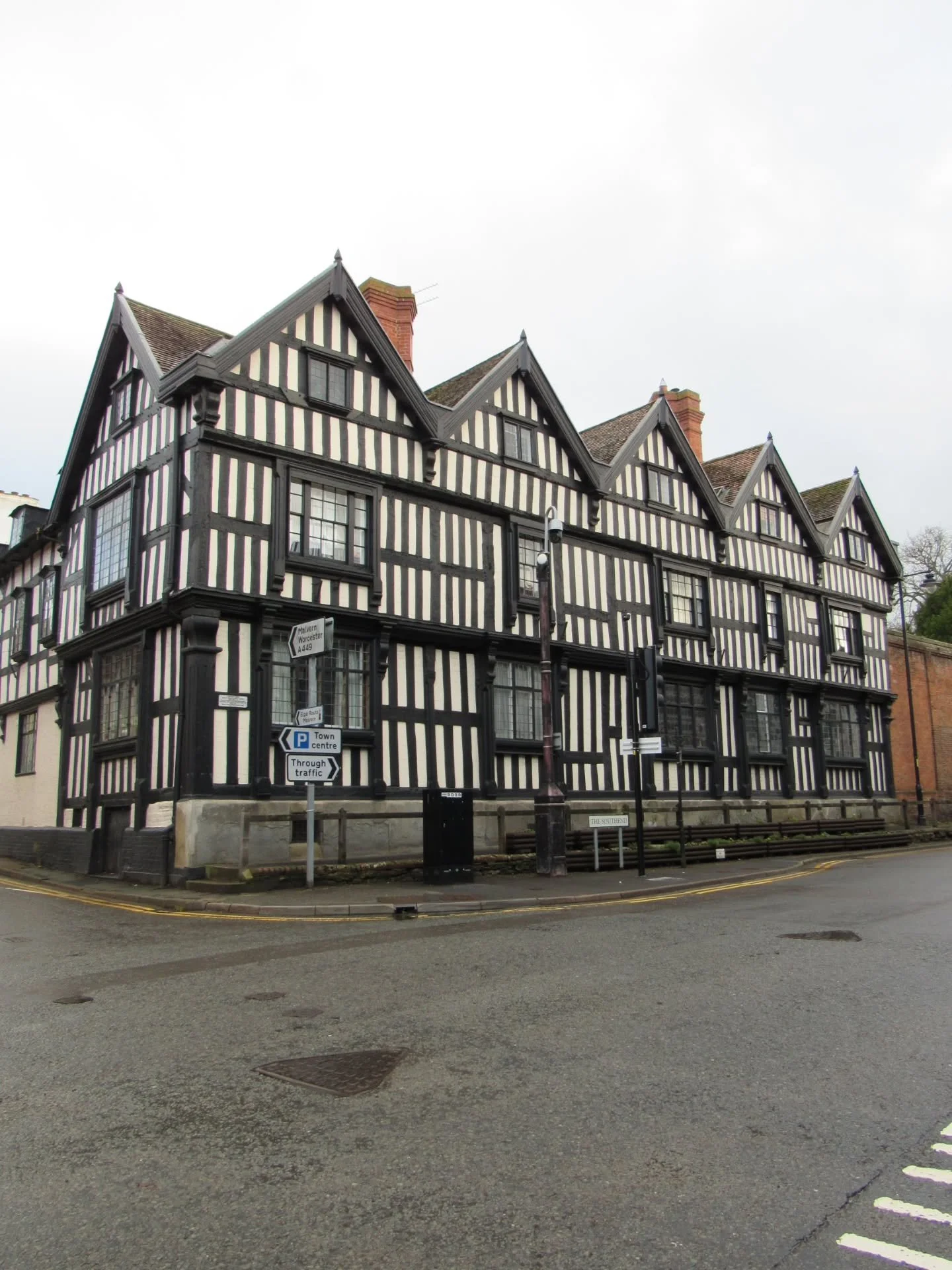 Standing at the Top Cross, Ledbury on the corner of the Southend and the Worcester Road is Ledbury Park (originally as New House), an impressive half-timbered mansion built in c. 1570-80 for wealthy clothier Edward Skynner.

He must have been very we