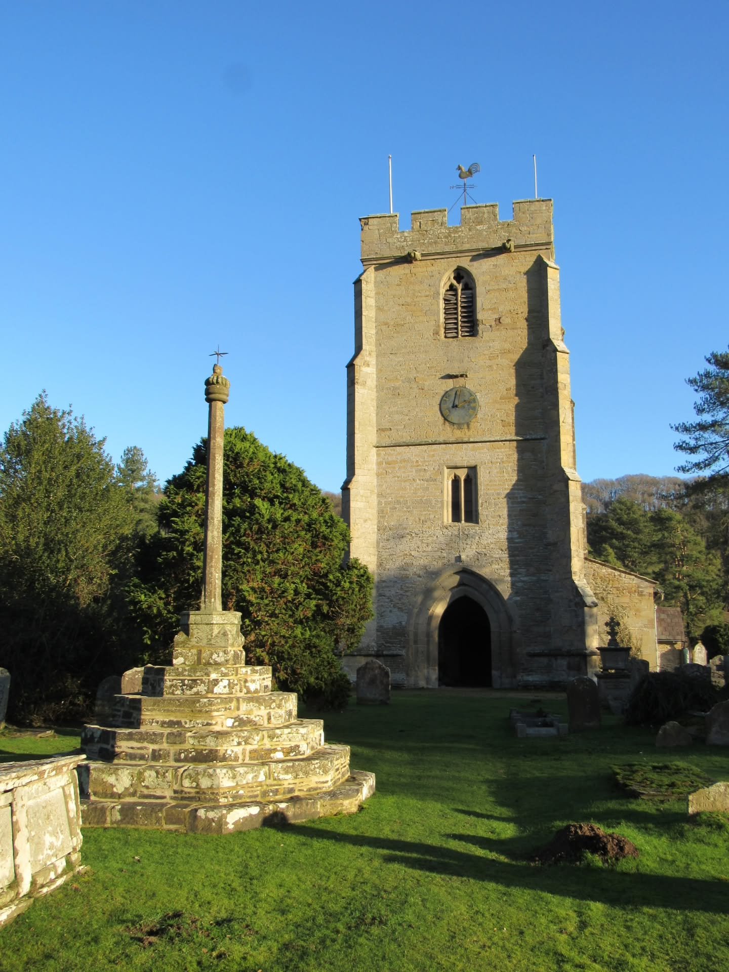Whilst whizzing up and down the A4110, I have often admired Aymestrey's church tower in fleeting glances as I drove past. However, I never stopped by as I couldn't figure out the parking situation, a bane I'm sure is shared by many fellow churchgoers
