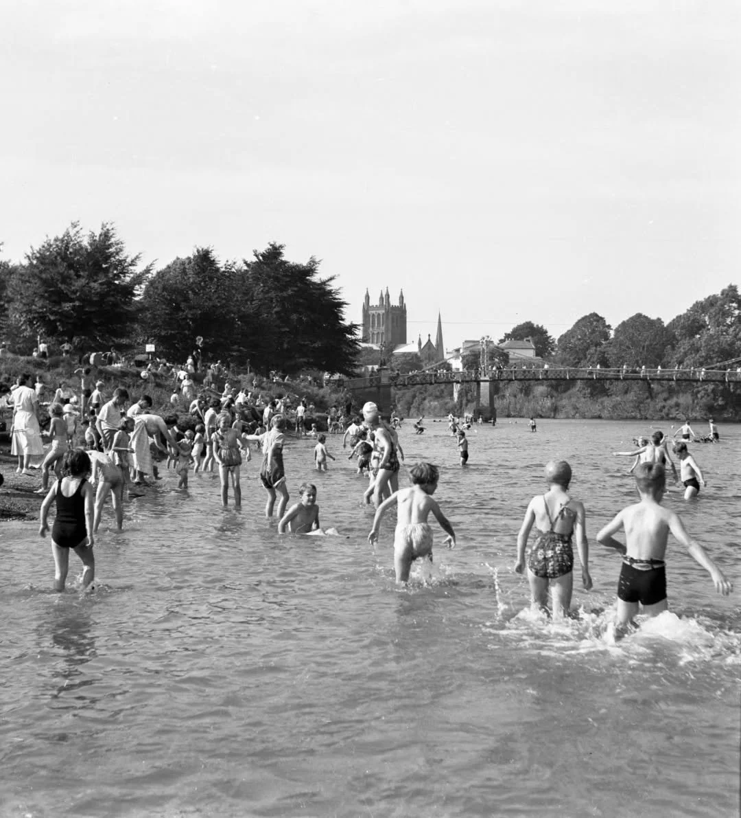 Heatwaves have occurred throughout Herefordshire's history, and with one plaguing us this week, I thought that I should cover a few of them.

In July-August 1911, 'The Big Heat' hit the country, with temperatures peaking at 34&deg;C in Herefordshire 