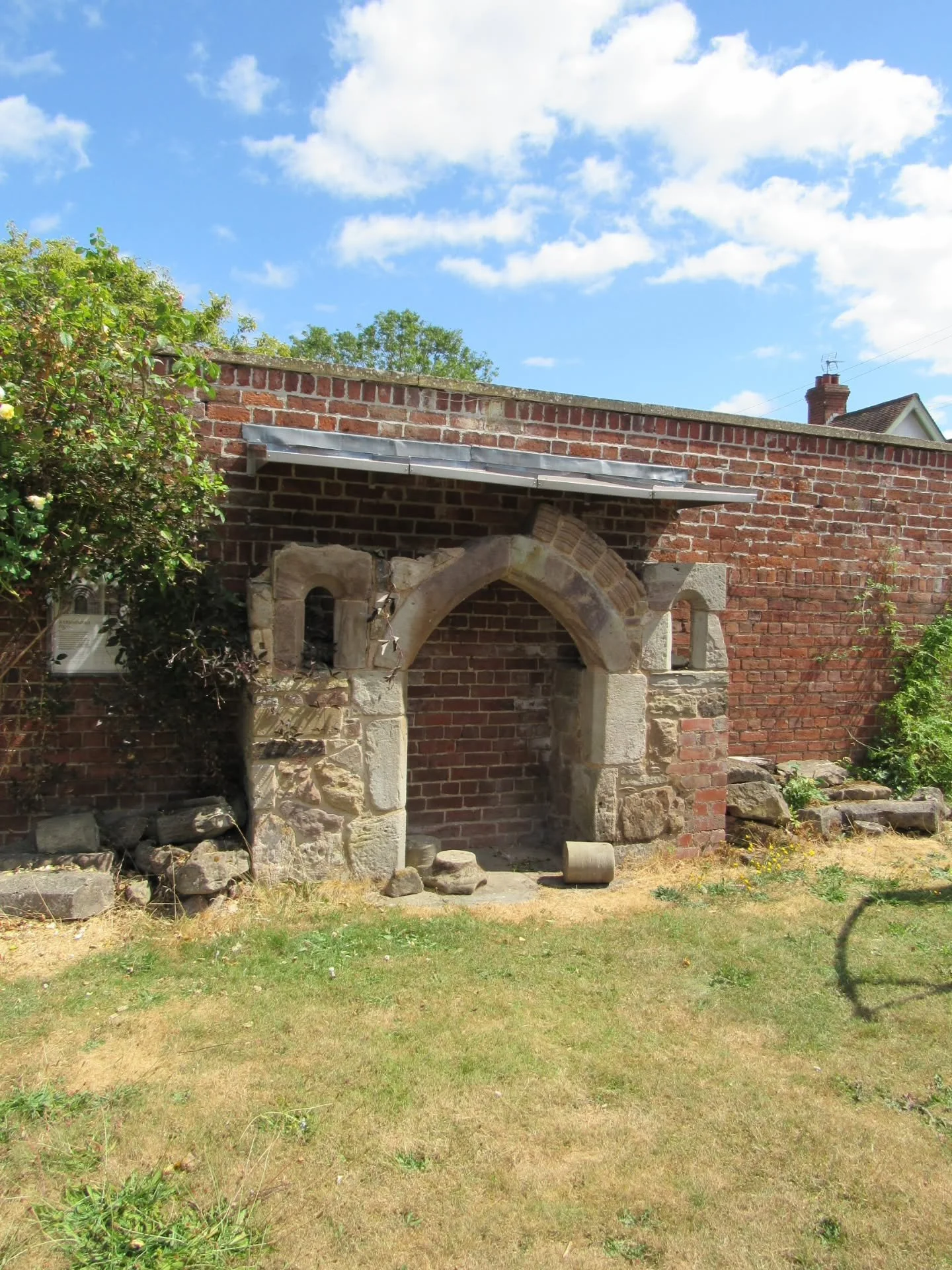 Tucked away in the garden of Grange Court is this curious archway, protected as it is beneath a metal shelter. I spotted it today whilst lunching with the Hereford Guides after a very informative tour of Leominster from the town's guides.

It was fou