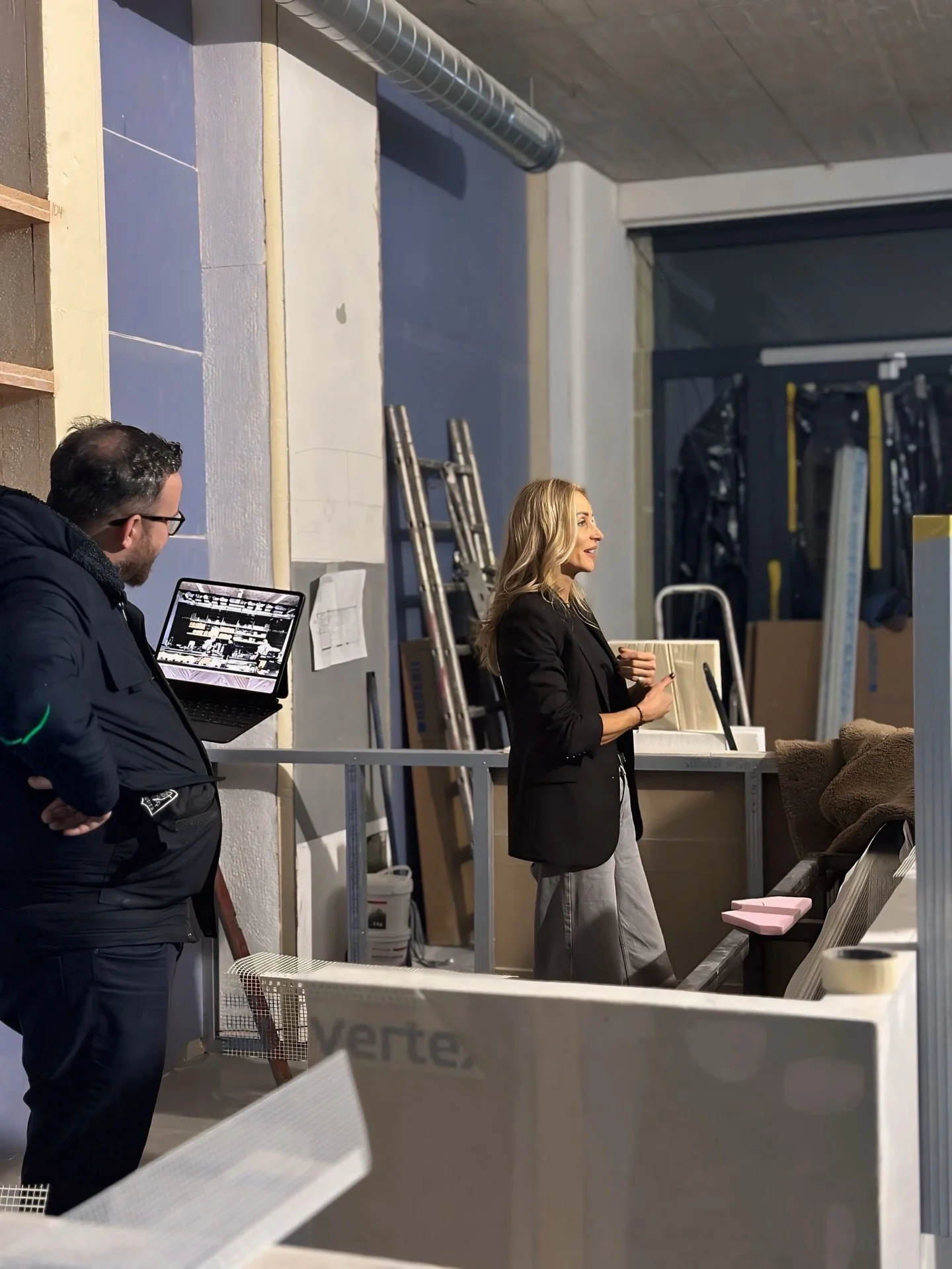 Souč&aacute;st&iacute; každ&eacute;ho projektu nen&iacute; jen n&aacute;vrh, ale i př&iacute;tomnost na stavbě.

Kateřina osobně jezd&iacute; na realizace, kontroluje detaily, n&aacute;vaznosti a to, aby v&scaron;e odpov&iacute;dalo původn&iacute;mu 