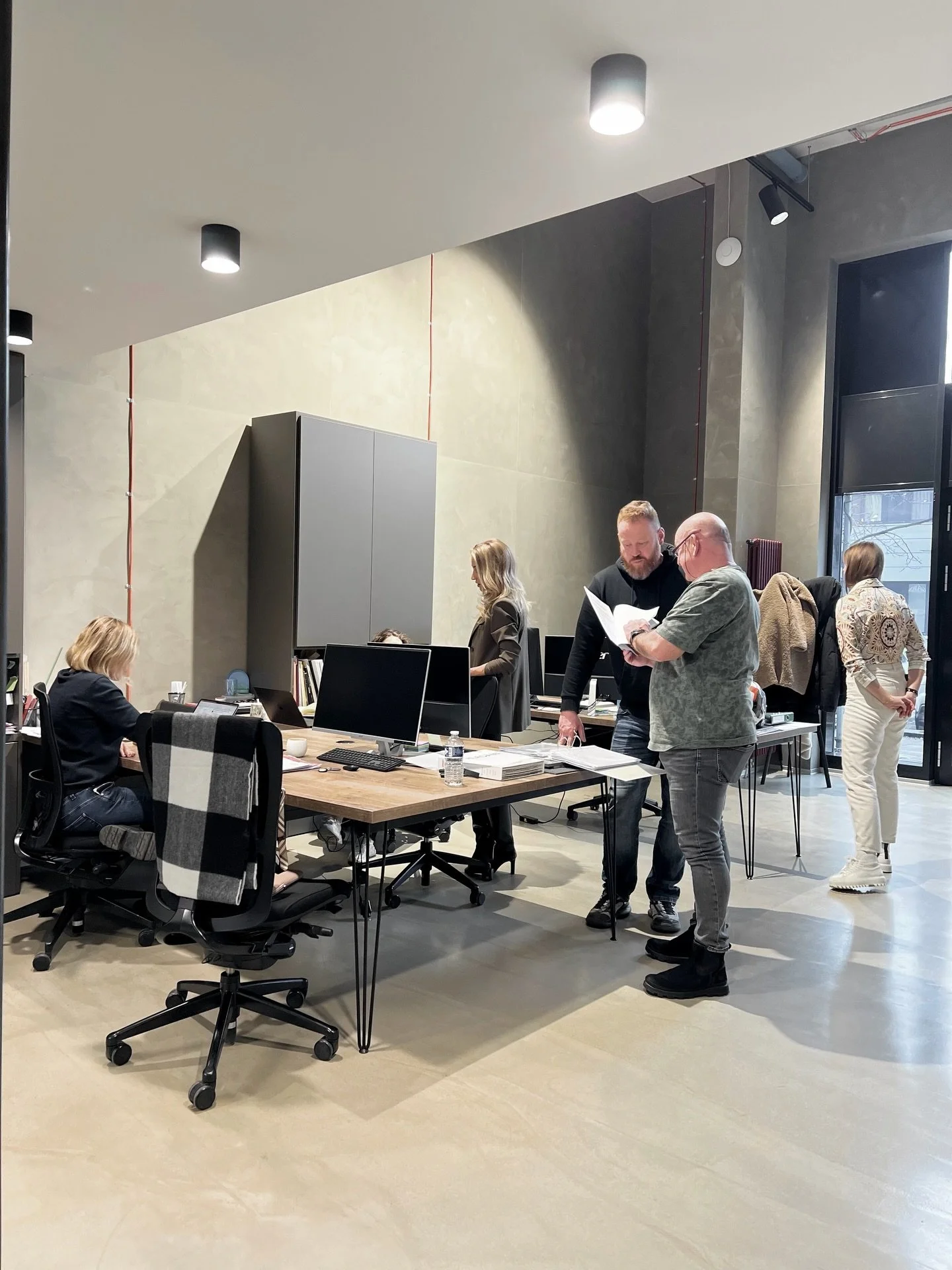 Jsme t&yacute;m, kde m&aacute; design prostor růst.. skrze spolupr&aacute;ci, otevřenost a vz&aacute;jemn&yacute; respekt.✨

Každ&yacute; projekt vznik&aacute; společně, i když m&aacute; každ&yacute; svůj vlastn&iacute; rukopis.

A protože se studio 