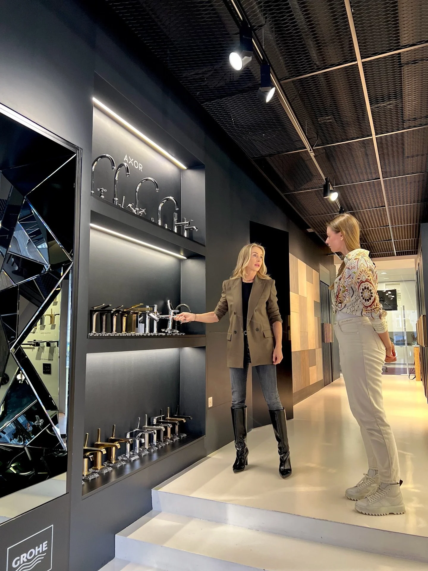 Neust&aacute;le se vzděl&aacute;v&aacute;me. Tentokr&aacute;t jsme za t&yacute;m AD vyrazily pro načerp&aacute;n&iacute; nov&yacute;ch znalost&iacute; do @elitebathkitchen , na&scaron;eho dlouholet&eacute;ho partnera, kter&yacute; mimo jin&eacute; do