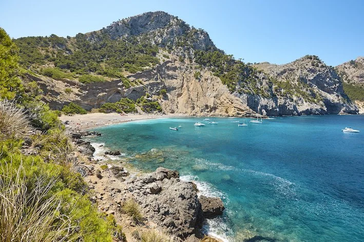 turquoise-waters-in-mallorca-coll-baix-beach-med-2025-01-27-17-25-38-utc.jpg
