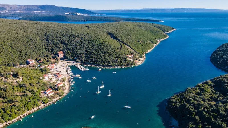 breathtaking-aerial-perspective-showcasing-a-seren-2025-02-10-06-15-05-utc.jpg