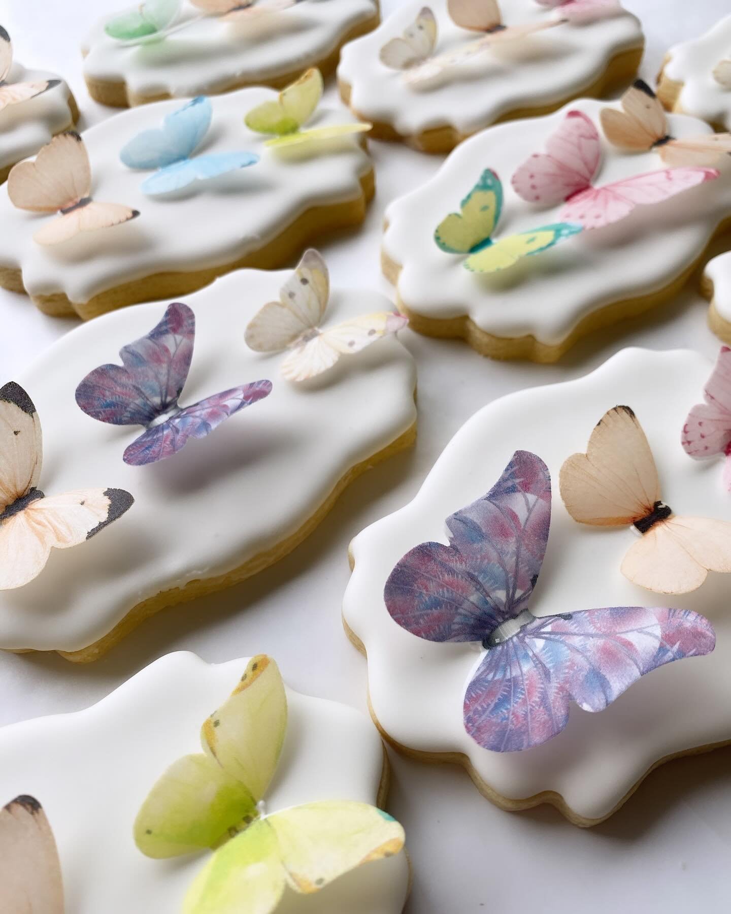 ✨🧚🏼&zwj;♀️ butterfly sugar cookies 🦋 gorgeous 3D effect made with these rice paper butterflies (fully edible!) 

soft whimsical colors and just fulfills all my cottagecore dreams 😮&zwj;💨🥹