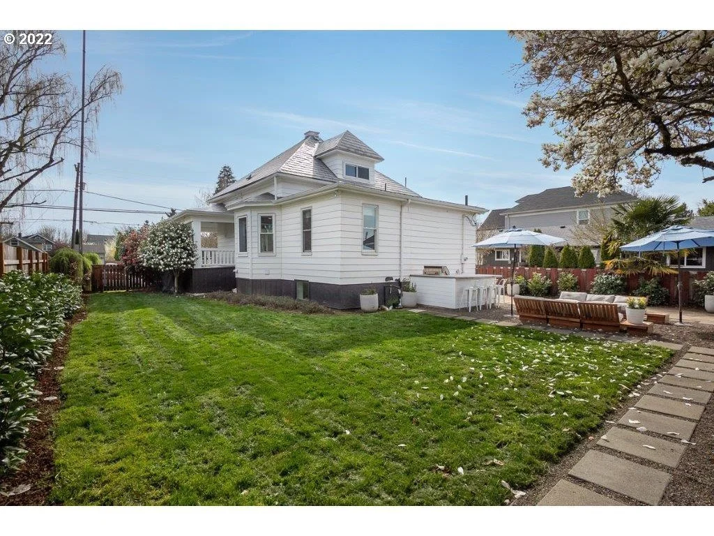 Soft Modern Trend: Combining Curved Lines and Warm Materials in Oregon City Homes