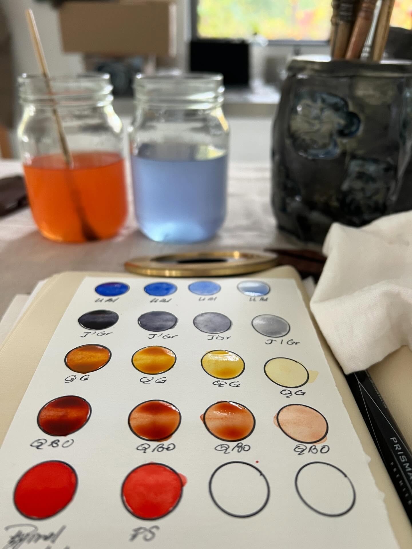 Life in the studio, order and chaos🎨👩🏻&zwj;🎨✨