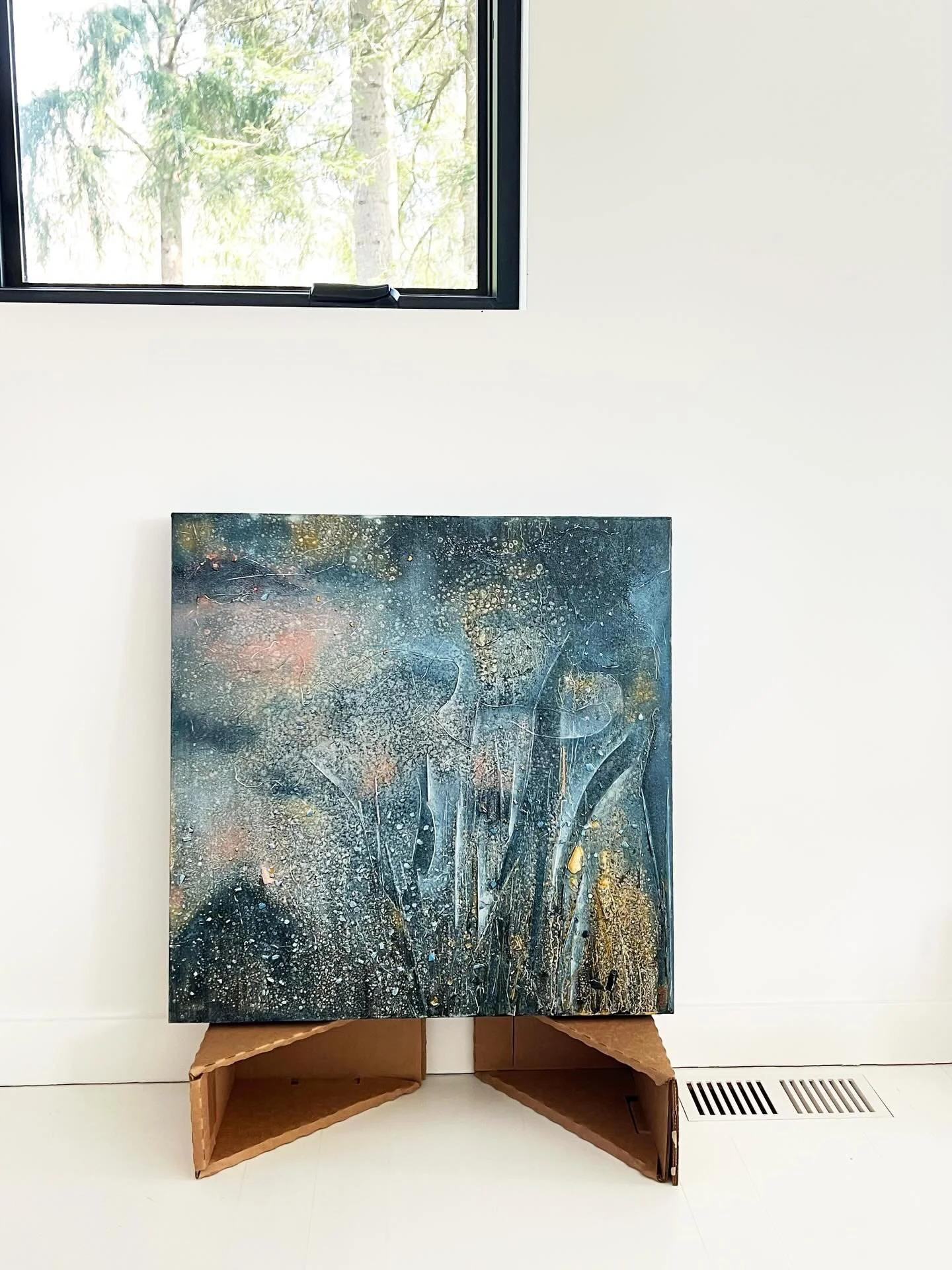 &ldquo;Selene&rdquo;, mixed media oil painting on hardboard panel, 24&rdquo;x24&rdquo;👩🏻&zwj;🎨
&bull;&bull;&bull;&bull;
#artiststudio #artiststudios #artiststudiospace #mixedmediapainting #mixedmedia mixedmediaartist mixedmediacollage mixedmediaar