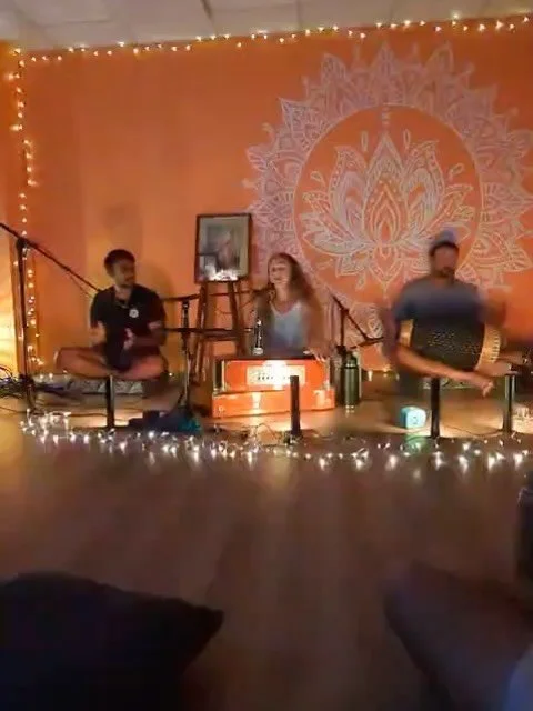 &ldquo;Mantra gives us shelter and respite in a moment of timelessness&rdquo;. - Radhika Dās 

Yesterday we came together @bhaktishala_aus for a gathering in satsang and shared Kirtan (Mantra Meditation) together 💛

#matrameditation #bhakti #kirtan 