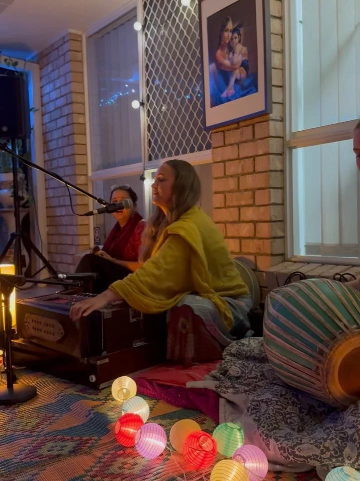A beautiful home program in the Gold Coast Yesterday. 

Kirtan, wisdom sharing, and incredible prasadam. 💛

If you wish to join us next month message me for more details. 

#bhaktiyoga #kirtan #prasadam #goldcoaat #mantrameditation