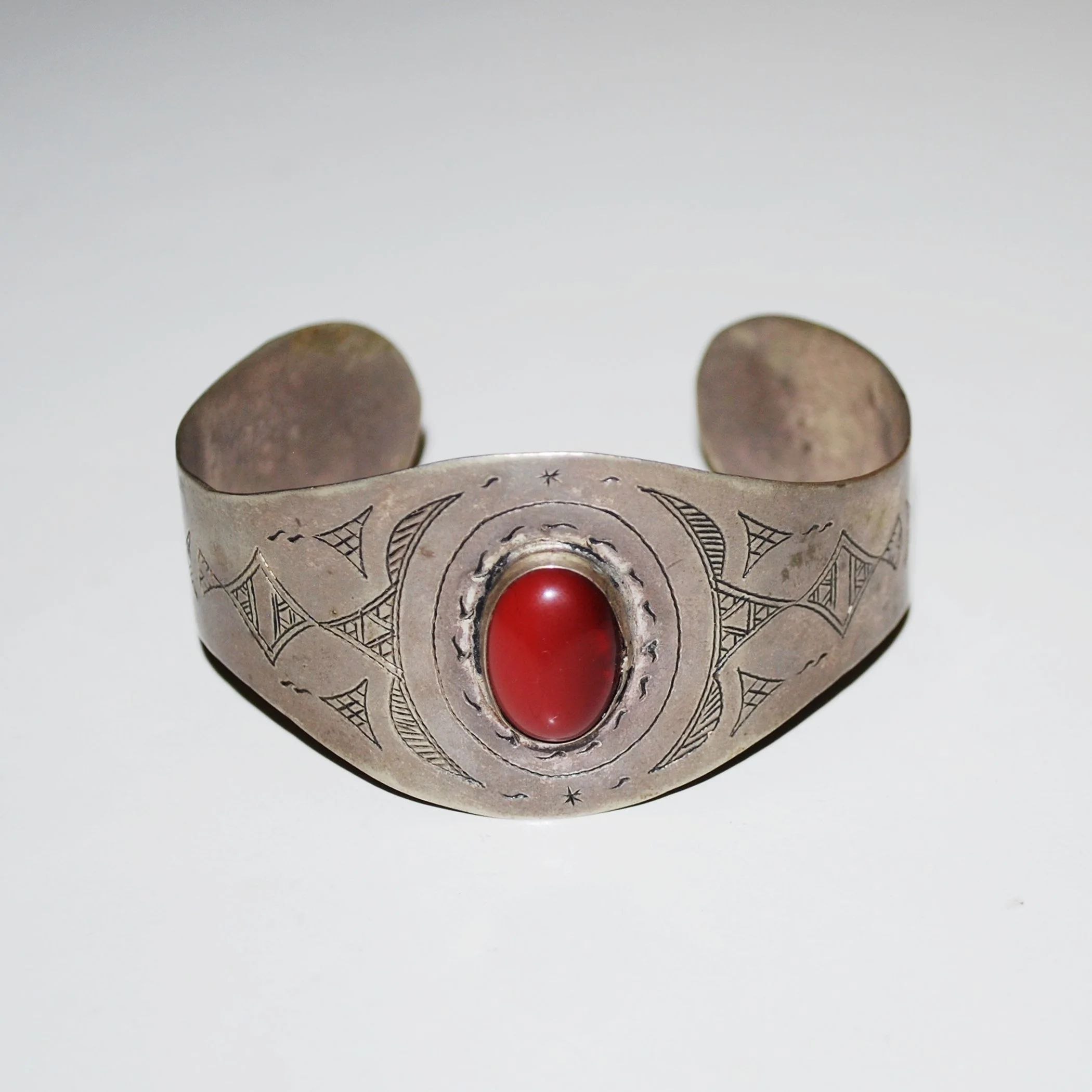Tuareg Etched Cuff Bracelet with Jewel - Single - Dance Bracelet with Etched Design