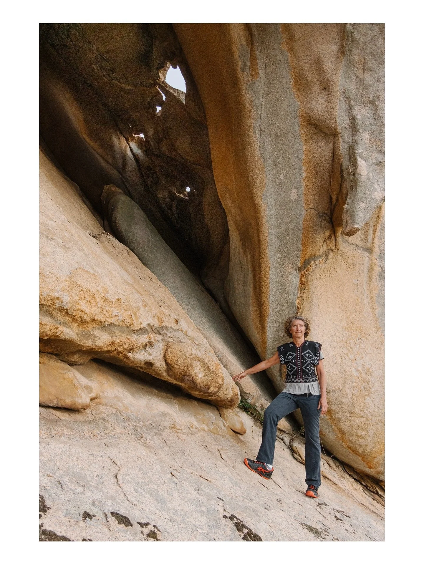 Passeggiatina mozzafiato con Surella @bfrancardo 
.
.
.
.
.
.
.
#sanpantaleo #torridisanpantaleo #puntabalbacana #gallura #travelphotography #sardegna #italy #italia #travellover  #summerinitaly #italiansummer #toptravelspot #travels #nature #ourplan