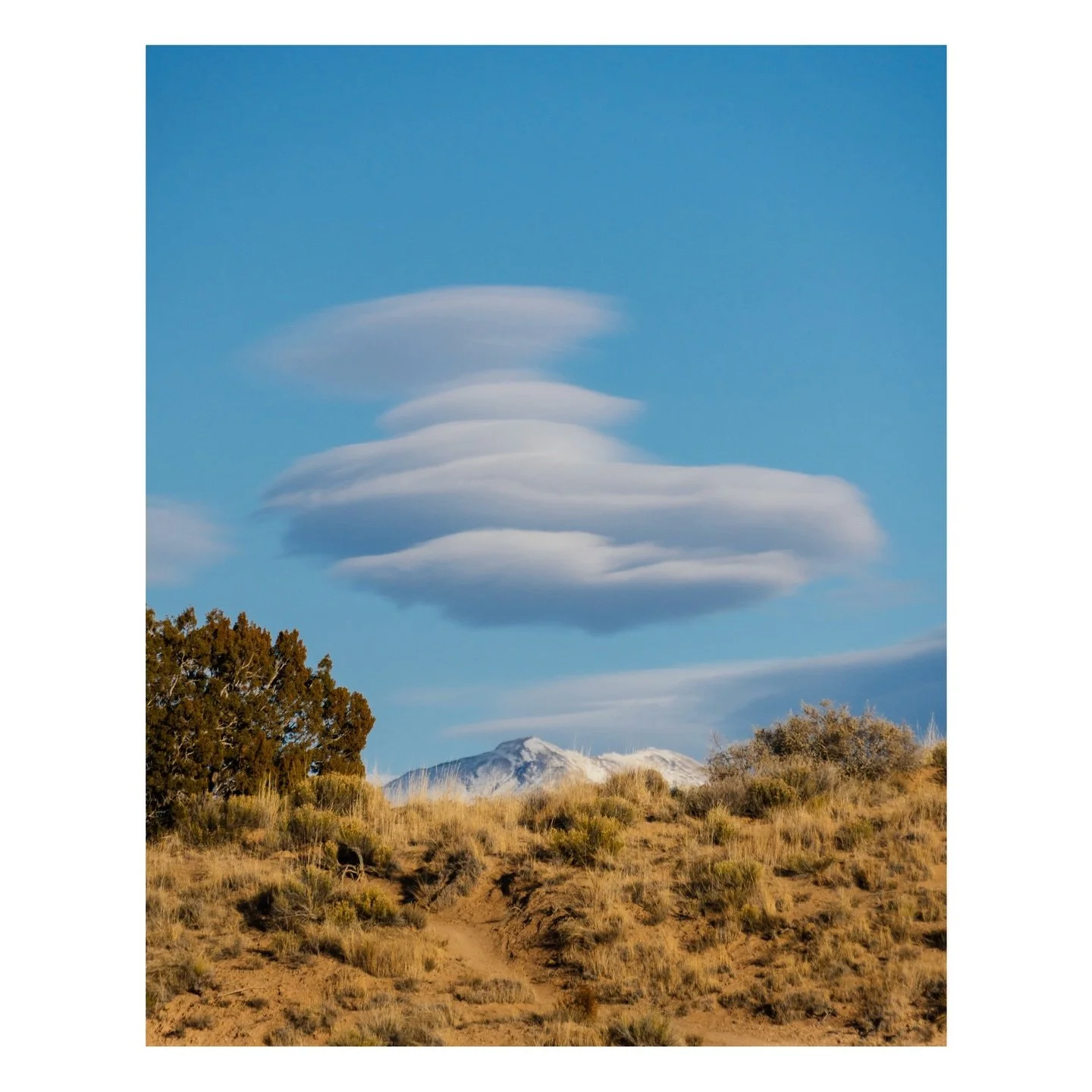 Mountains and Clouds, Sangre De Cristo, New Mexico.
.
.
.
, 
.
.
.

⁣⁣⁣⁣⁣⁣⁣⁣⁣⁣⁣#toptravelspot #fchieli #federicochieli #lenticularclouds #bannerclouds #sangredecristo #sangredecristomountains #wilderness #truchaspeak #jicarillapeak #santafebaldy #sie