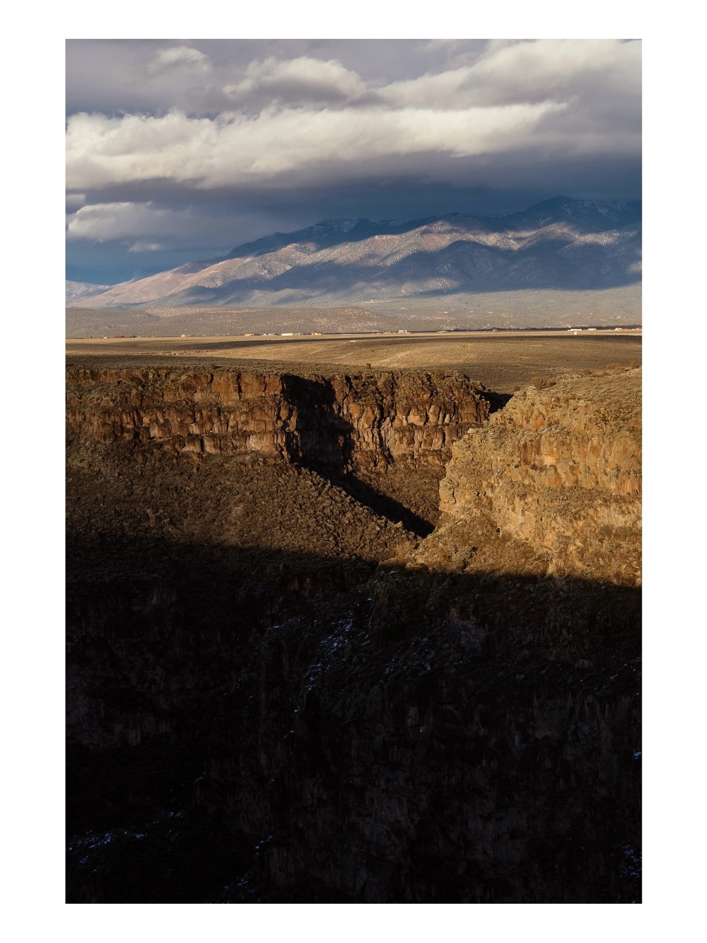 The Light in Taos New Mexico. @nomadicsonglines
.
.
.
.
.

#landscapelover #newmexico #taos #mountainlight #nature #mountains #wheelerpeak #pueblopeak #mesa #redtailedhawk #hikingadventures #hikemore #landscapephotography #toptravelspot #travels #nat