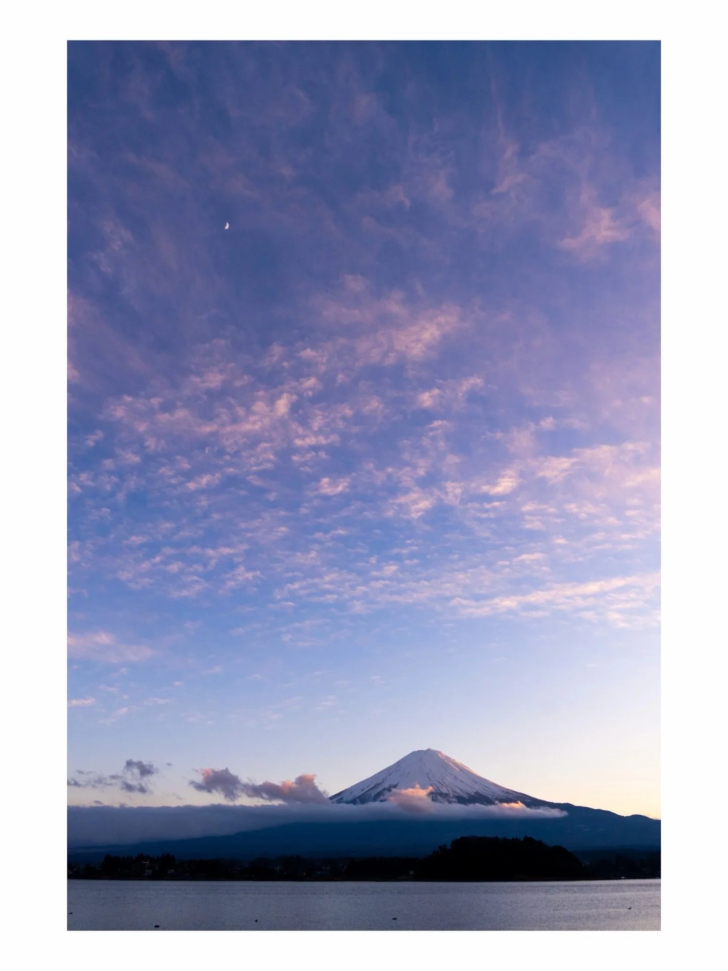 Fujikawaguchiko, Japan. @nomadicsonglines
.
.
.
.
.

#landscapelover #MountFuji
#MtFuji, #FujiSan, #Kawaguchiko, #LakeKawaguchi #FujiViews #FujiFiveLakes #JapanLandscape #arakurayamaSengen #IconicJapan #VisitFuji #landscapephotography #toptravelspot 