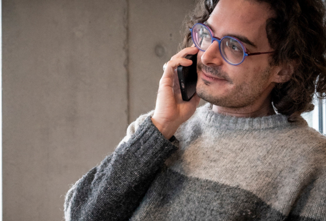 Client de l'agence Alan, la communication pour freelance atypiques. Portrait en noir et blanc d'une personne avec une expression faciale intense. Le texte annonce "Mordre, premier titre disponible le 16 Septembre". L'arriÚre-plan est texturé.