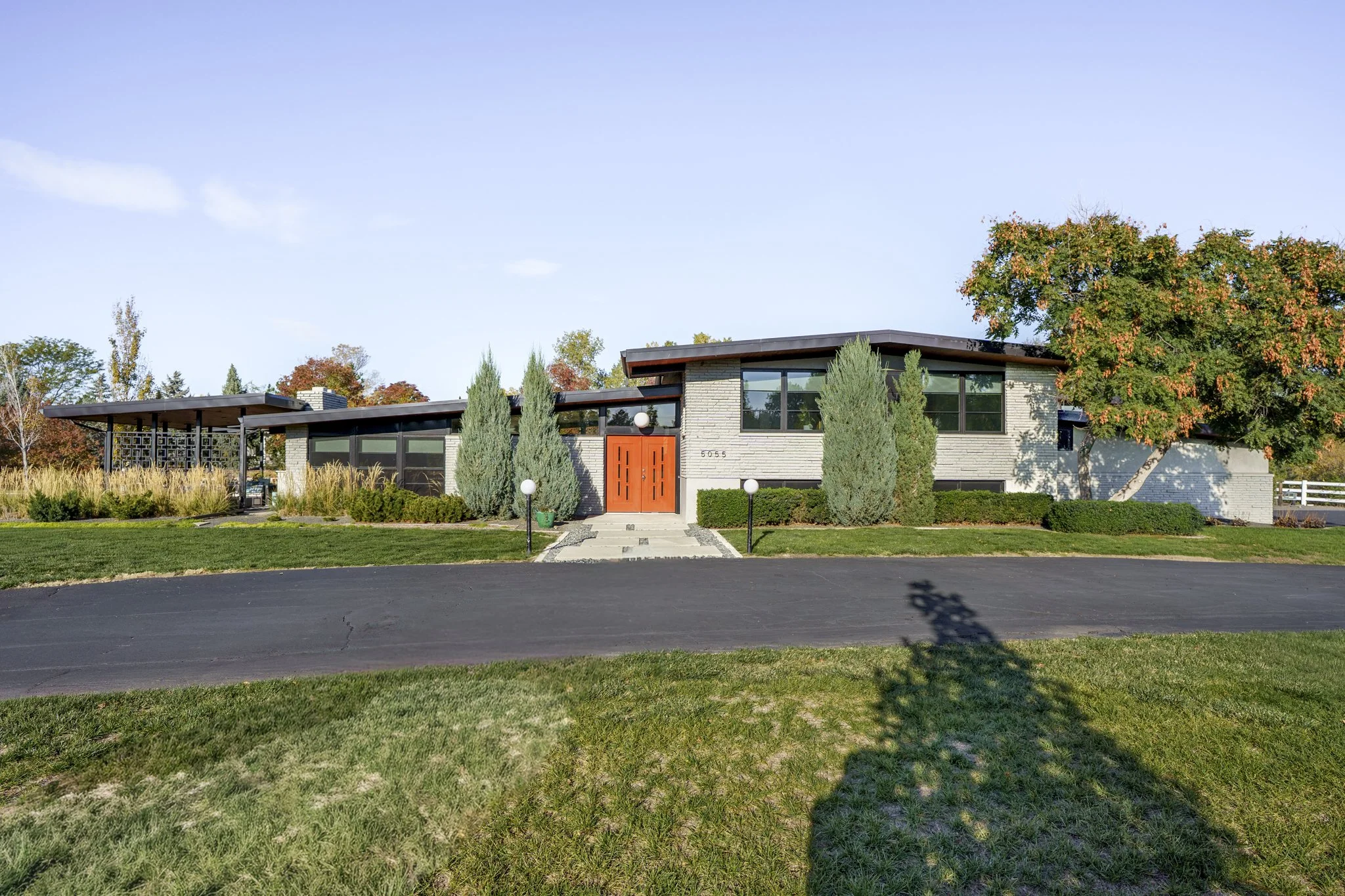 Rae Scott_KO_5055 Lakeshore Dr_web-1.jpg