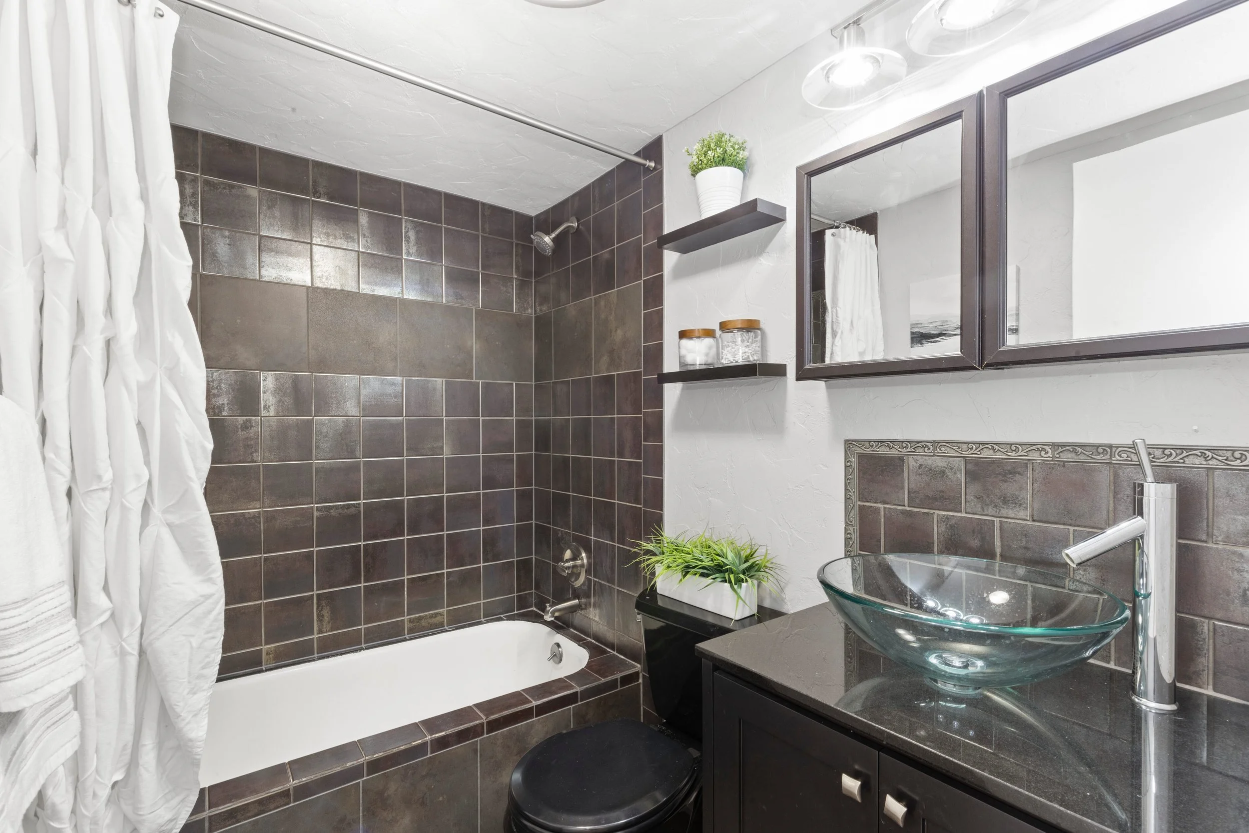 4661 S Lowell Blvd Unit B-print-022-023-1P0A5118-4200x2800-300dpi.jpg