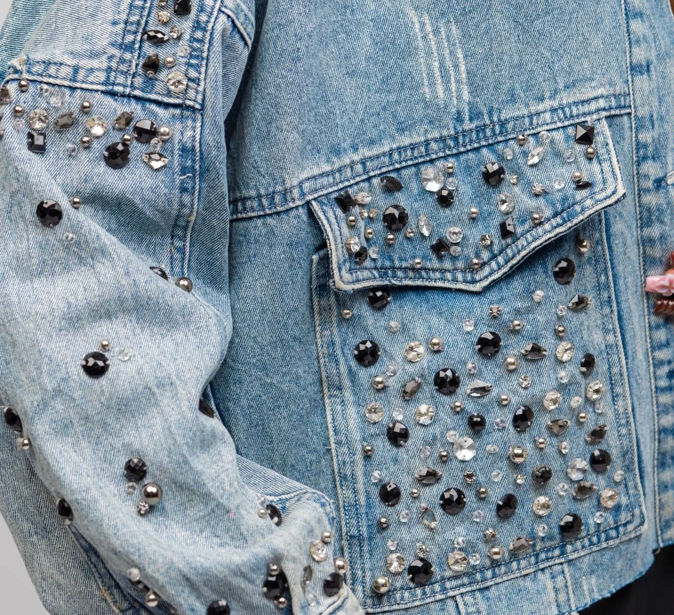 Embroidered_jeans_jacket_d.jpg