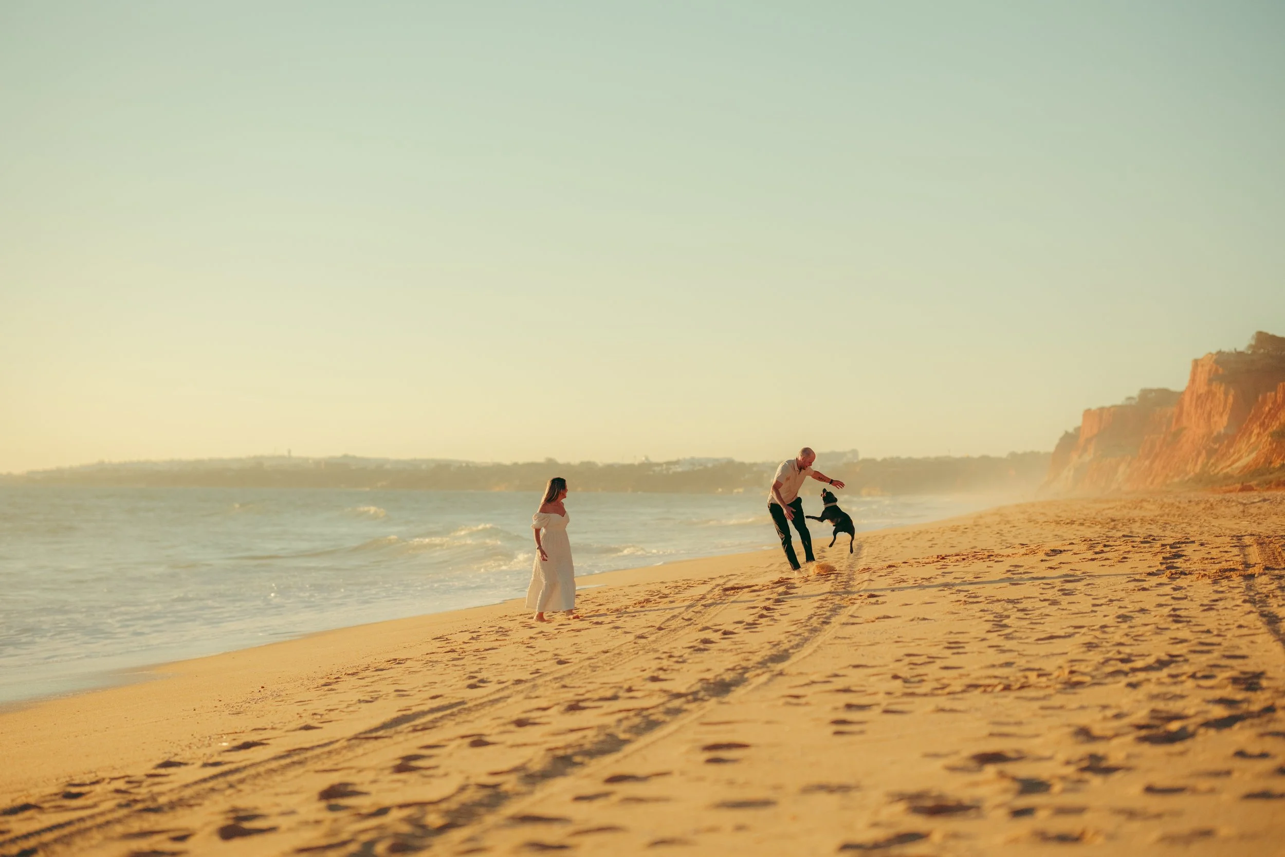 Tung, Algarve photographer, shooting a couple at sunset on the cliffs of Lagos