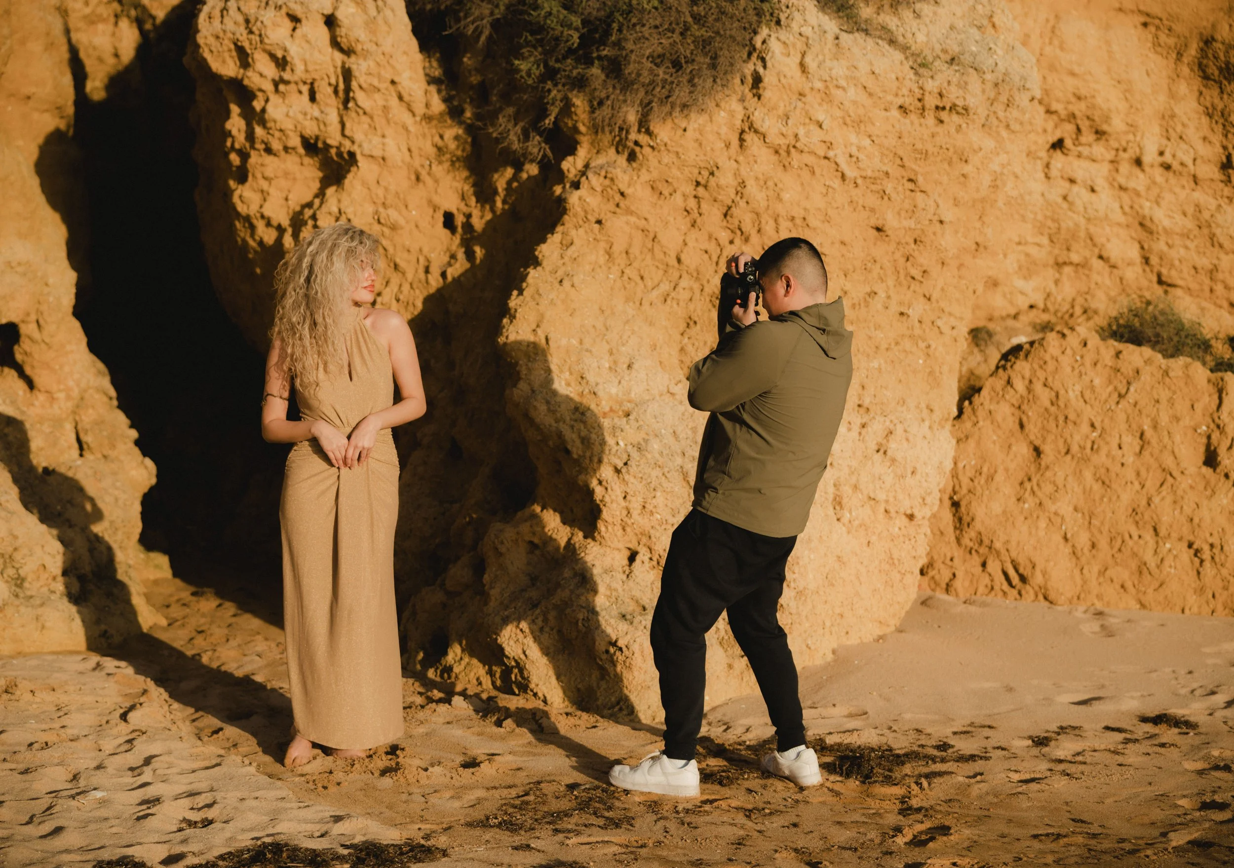 Tung, Algarve photographer, shooting a couple at sunset on the cliffs of Lagos