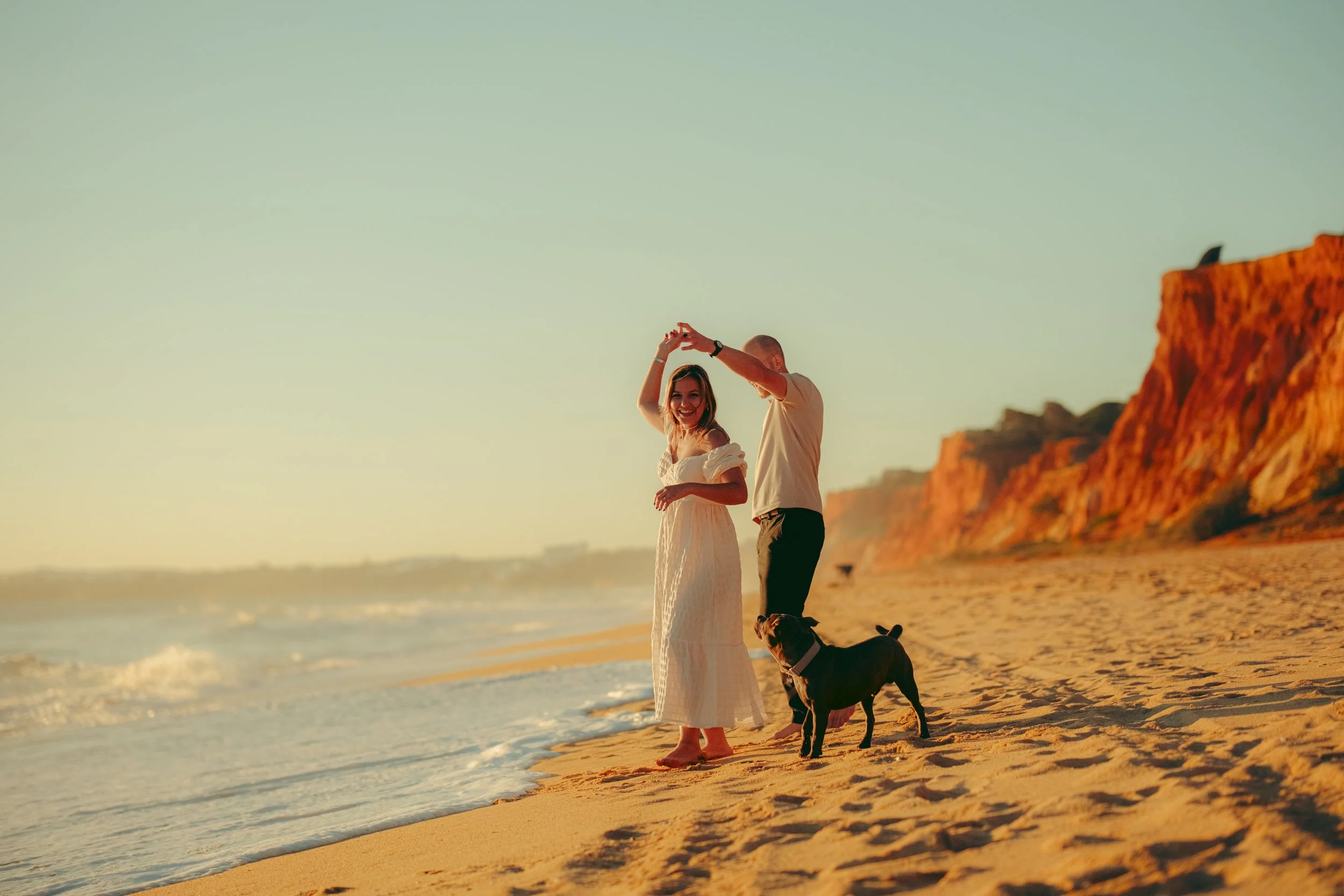 Couples photoshoot in the Algarve at sunset on the cliffs