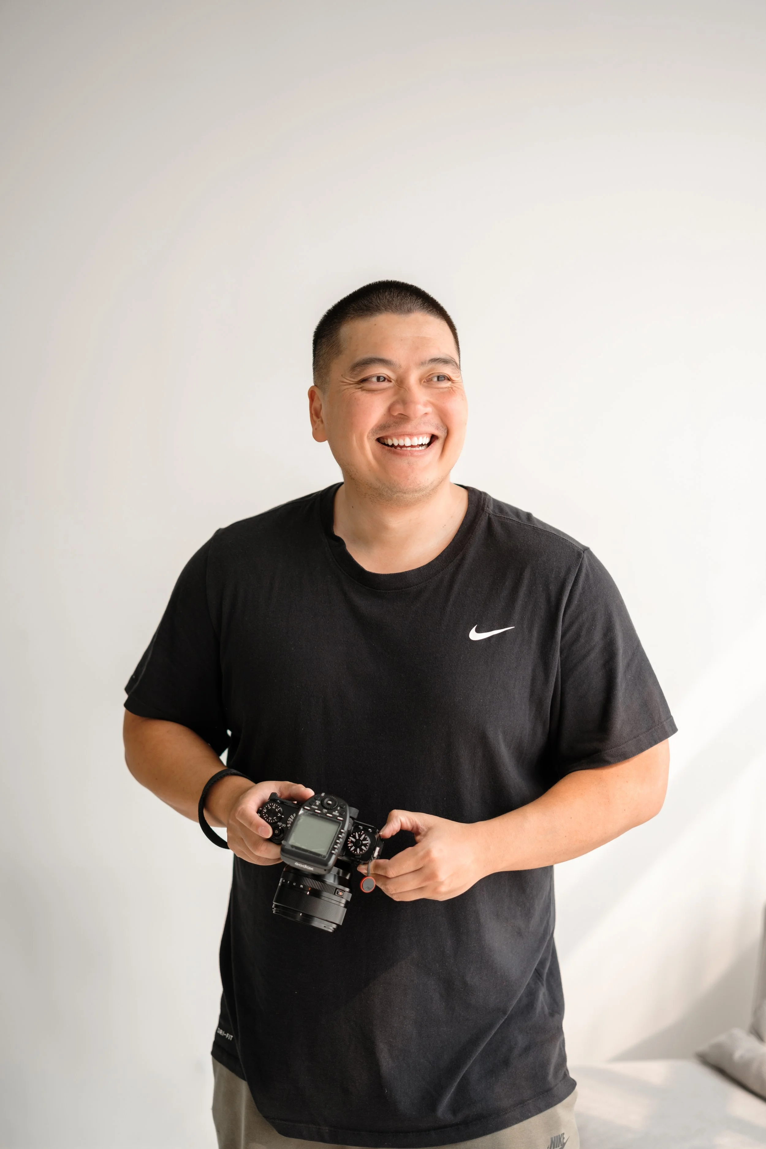 Tung, Algarve photographer, shooting a couple at sunset on the cliffs of Lagos