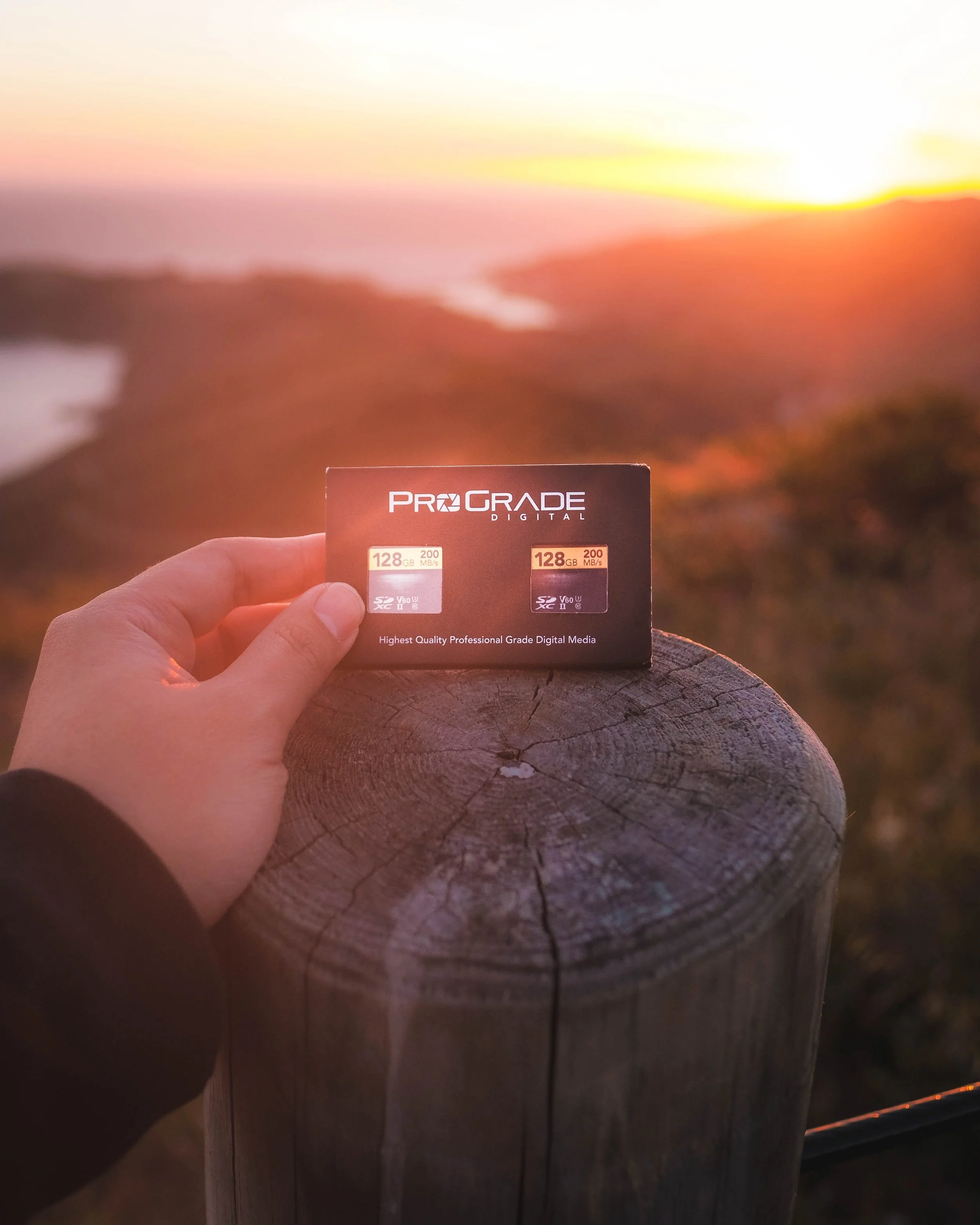 Tung, Algarve photographer, shooting a couple at sunset on the cliffs of Lagos