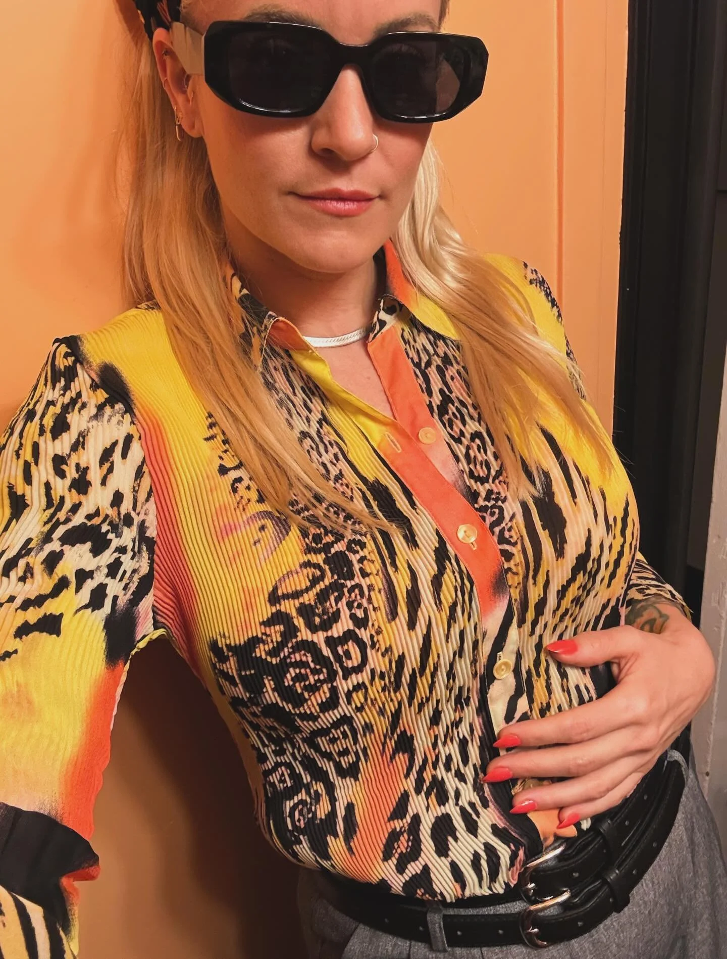 When your outfit understands your homes aesthetic. 💛🧡🐯🖤 💛🧡🐯🧡💛 🖤🐯🧡💛

#closetdoors #doorframe #colorfulinterior #maximalist