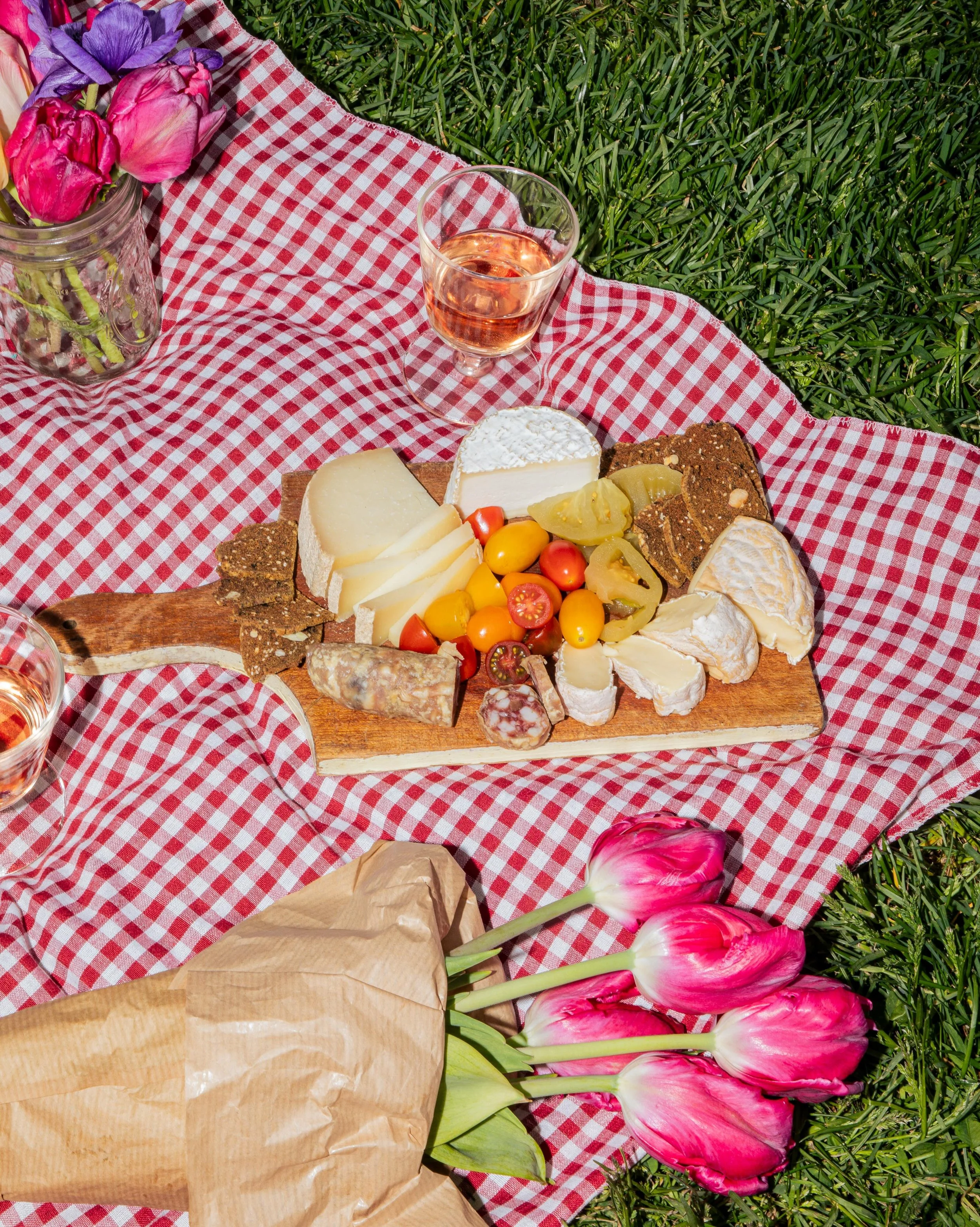 picnic with @formaggiokitchen 
with @momannino 🧺