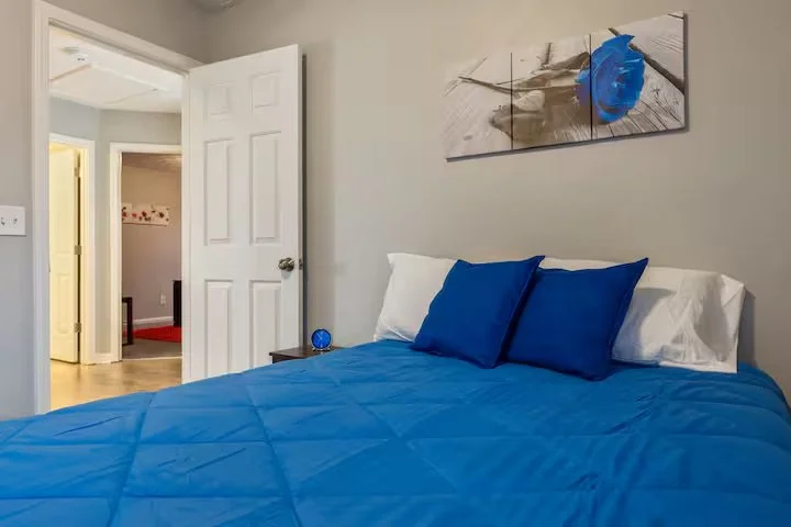 Welcome to the Blue room! The color blue represents imagination and inspiration! Enjoy the full size bed, large size closet, and natural sun light. 