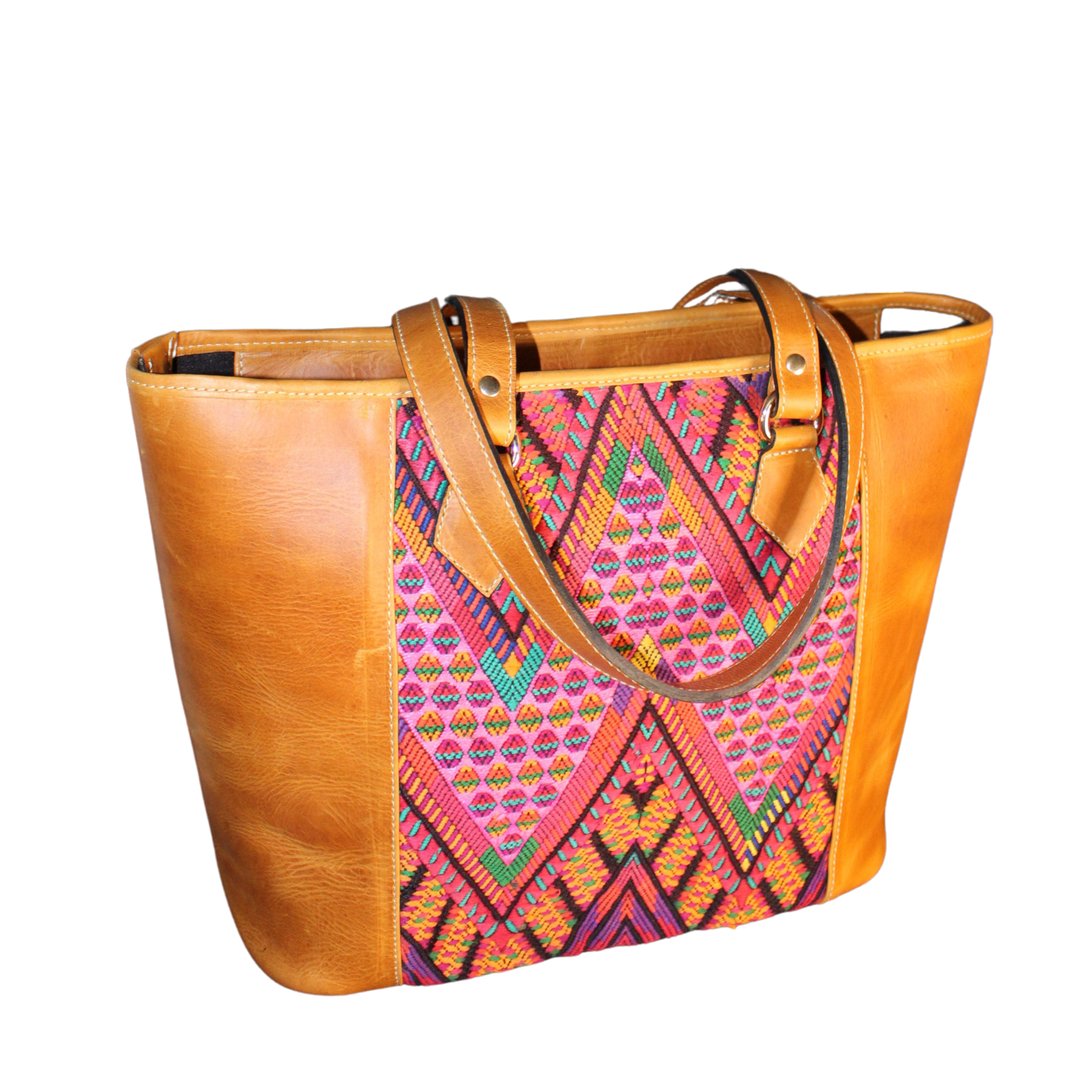 Bolsa con asas medianas para mano u hombro, hecha de cuero café con detalle de tela típica y accesorios dorados