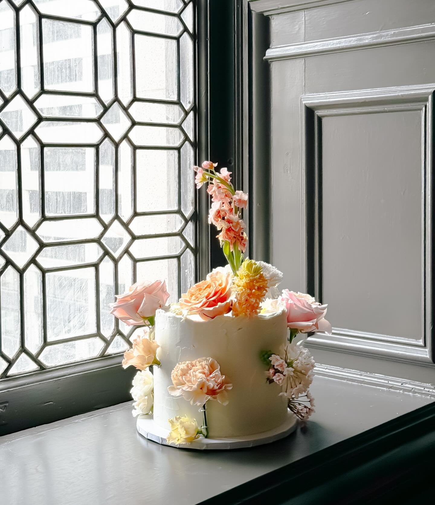 I heard that cake calories don&rsquo;t count on a wedding day&hellip; 😏

How stunning is this cake by @taylorelizabeth.cakes ??🤤
The florals by @goodearthfloral was such a magnificent touch!

Venue: @skylineandco
Planning + Design: @whateverislovel