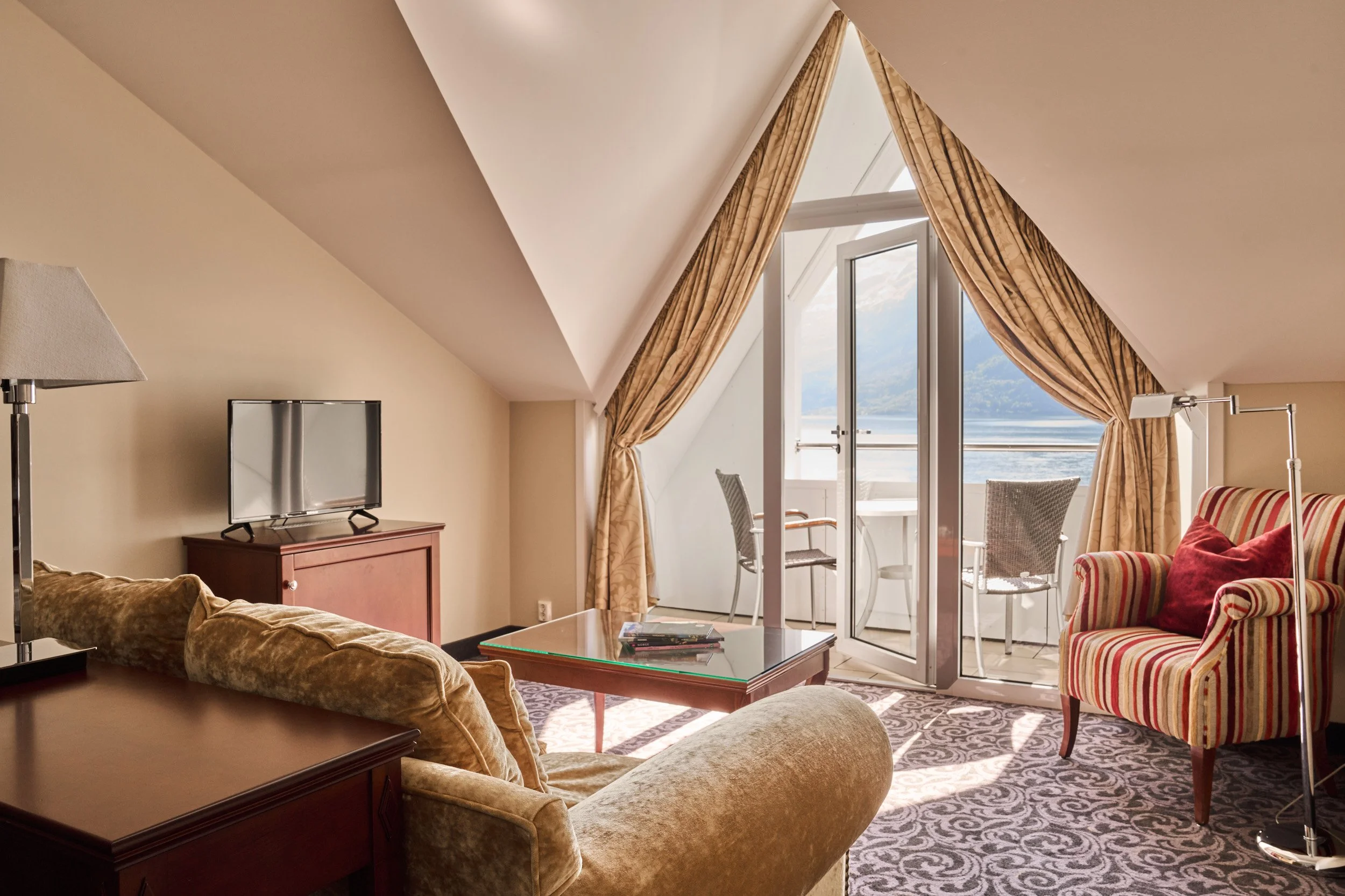 Ullensvang_Mai24_1705 - Junior Suite.jpg