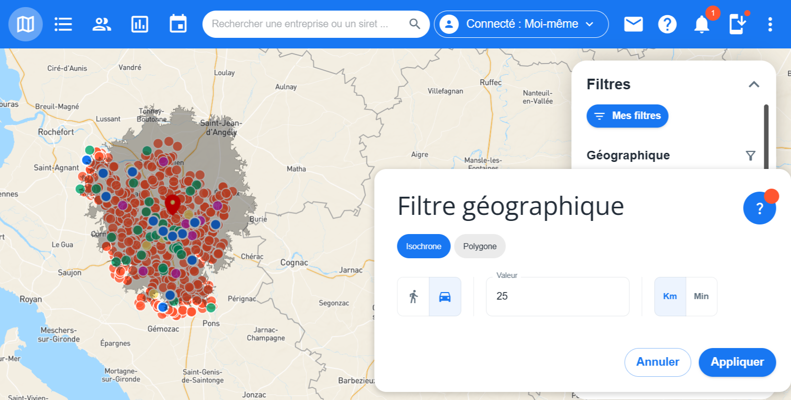 Capture d'écran d'une interface cartographique avec des filtres pour la recherche géographique, notamment un filtre pour les zones isochrones à une distance de 25 km, superposée à une carte indiquant une région avec plusieurs points de données colorés.