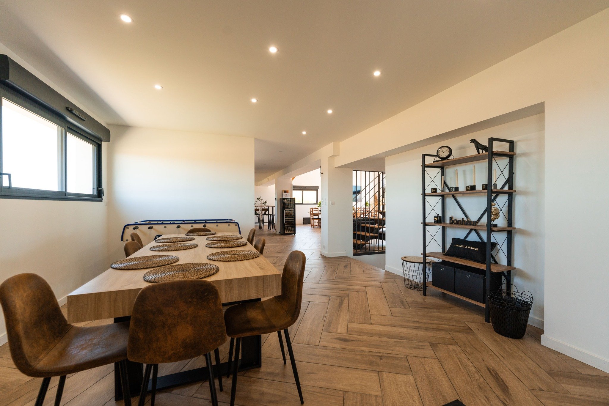 R&Eacute;CEPTION | Un espace de vie &agrave; partager ✨

Au Domaine de la Miraclette, chaque moment trouve sa place.
Dans cette grande salle lumineuse, laissez-vous porter par l&rsquo;atmosph&egrave;re chaleureuse du lieu, id&eacute;ale pour des retr