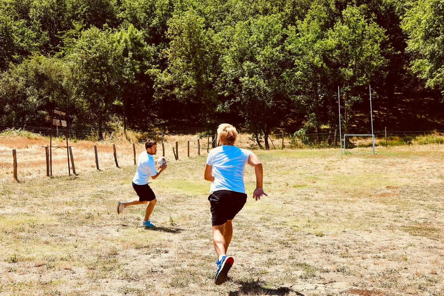 Le stade 🏟️ 

Le panneau d&rsquo;affichage du Fils &agrave; Jo, un peu d&rsquo;imagination et la magie prend au milieu des champs .

Car m&ecirc;me adulte la passion du jeu nous anime et nous permet de rester enfants . Le stade du Domaine a eu l&rsq