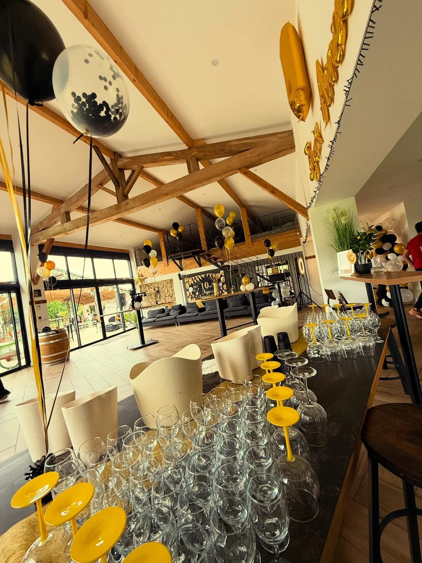 Et si vos &eacute;v&eacute;nements de fin d&rsquo;ann&eacute;e &eacute;taient un m&eacute;lange de s&eacute;rieux , de convivialit&eacute; et de f&ecirc;tes pour les plus enthousiastes ? 

Un grand espace int&eacute;rieur pour &ecirc;tre assez nombre